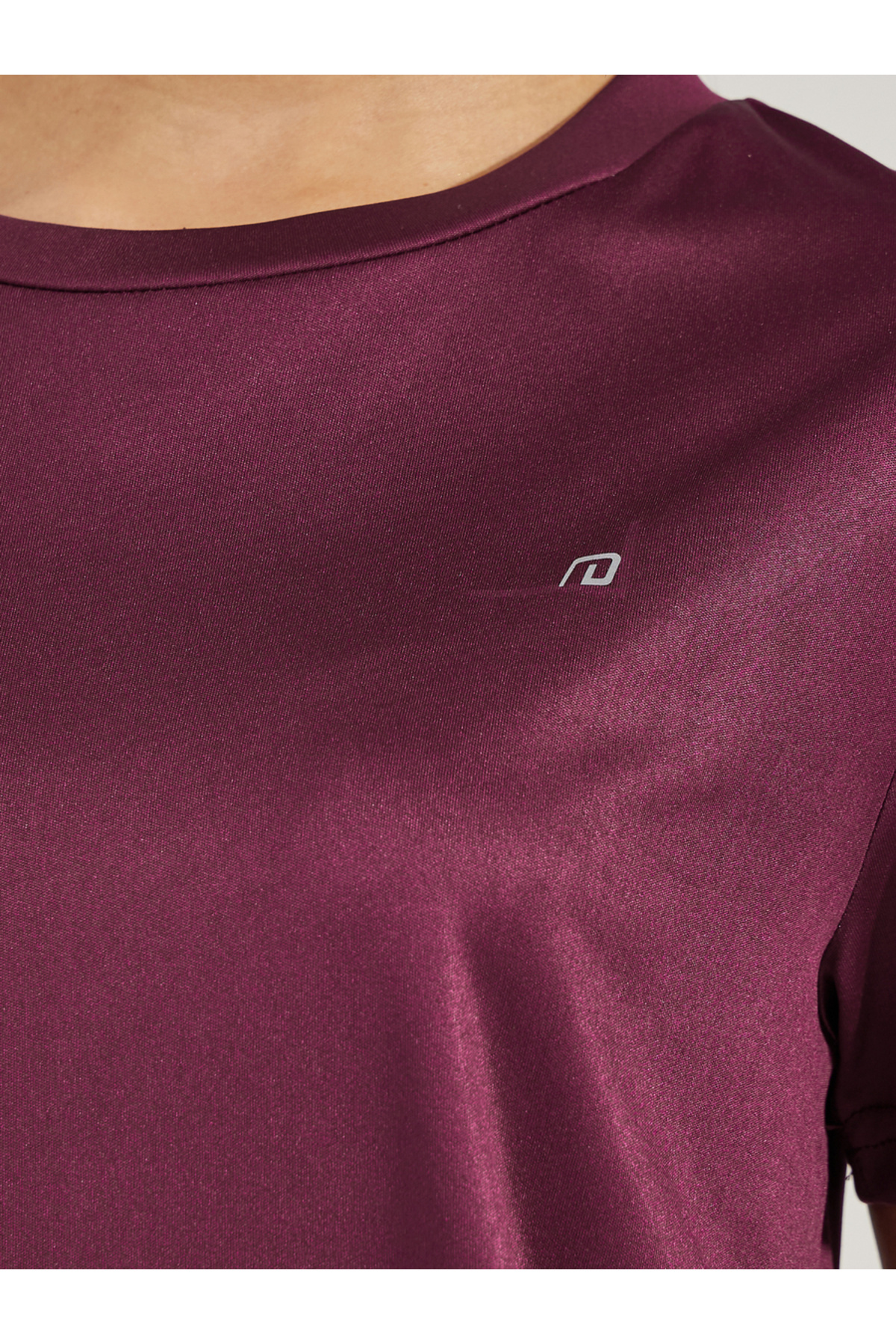 تيشيرت أساسي بأكمام قصيرة مزين بشعار