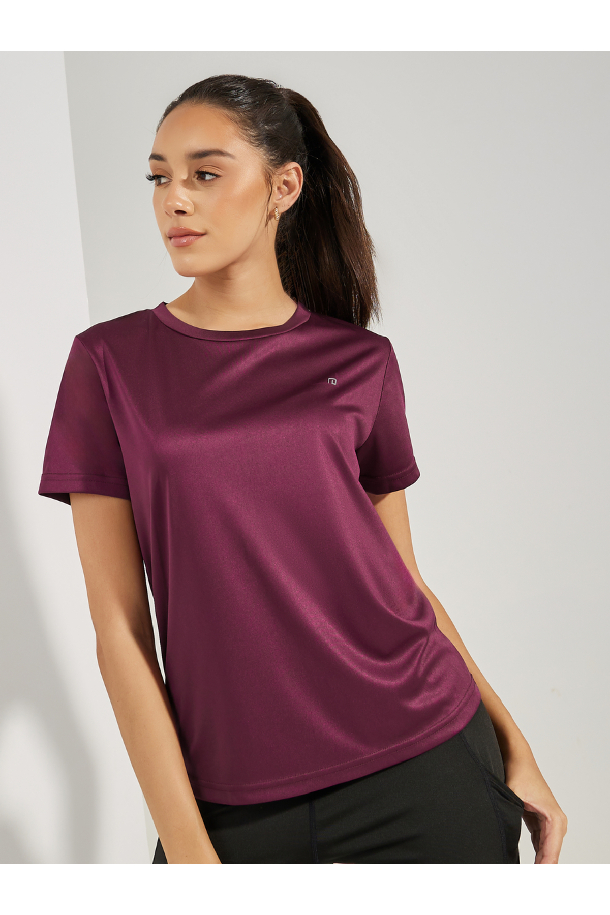 تيشيرت أساسي بأكمام قصيرة مزين بشعار