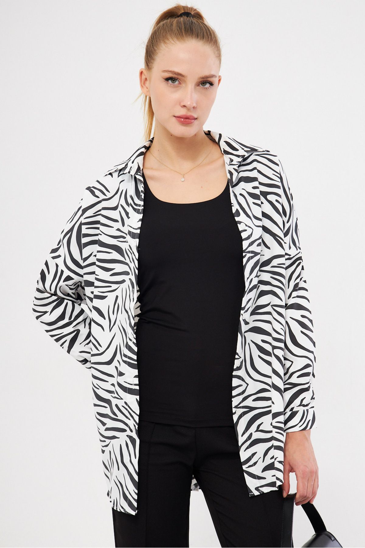 armonika Kadın Siyah Zebra Desen Oversize Uzun Basic Gömlek Arm-22Y001145