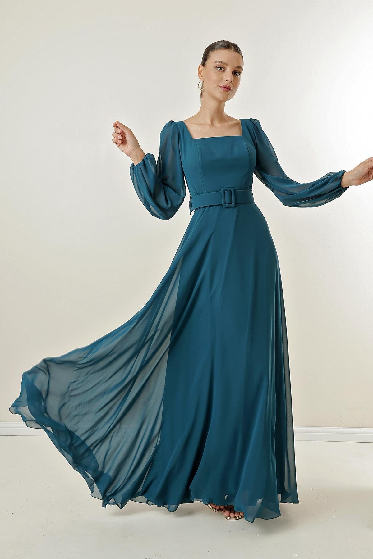 By Saygı-Langes Abendkleid aus Chiffon mit quadratischem Ausschnitt, Gürtel und Taillenfutter 3