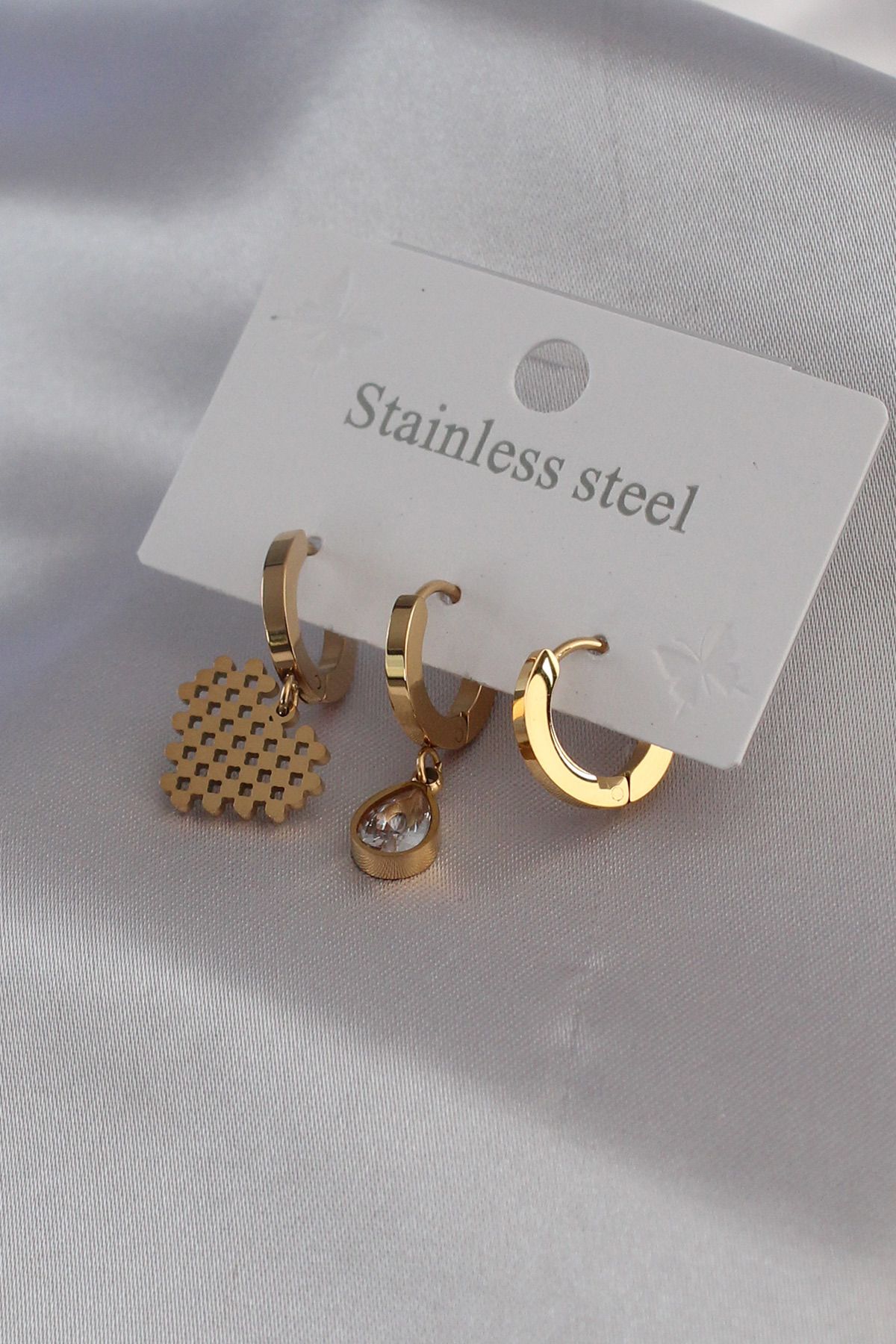 BZK ACCESSORİES 316L Çelik Gold Renk Kalp Model Zirkon Taş Detay Kadın Küpe Kombini