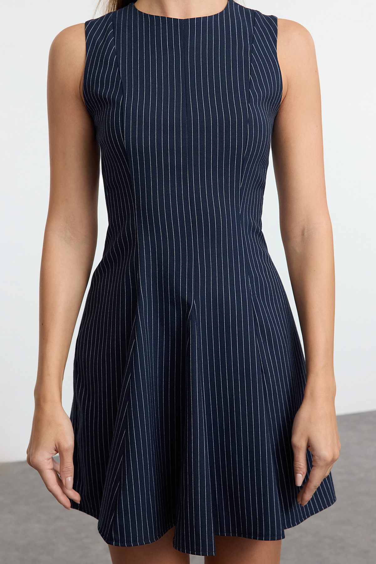 Trendyolmilla  Lacivert Çizgili Eteği Belden Açılan Bisiklet Yaka Mini Poliviskon Dokuma Elbise TWOAW25EL00244 - Görsel 4