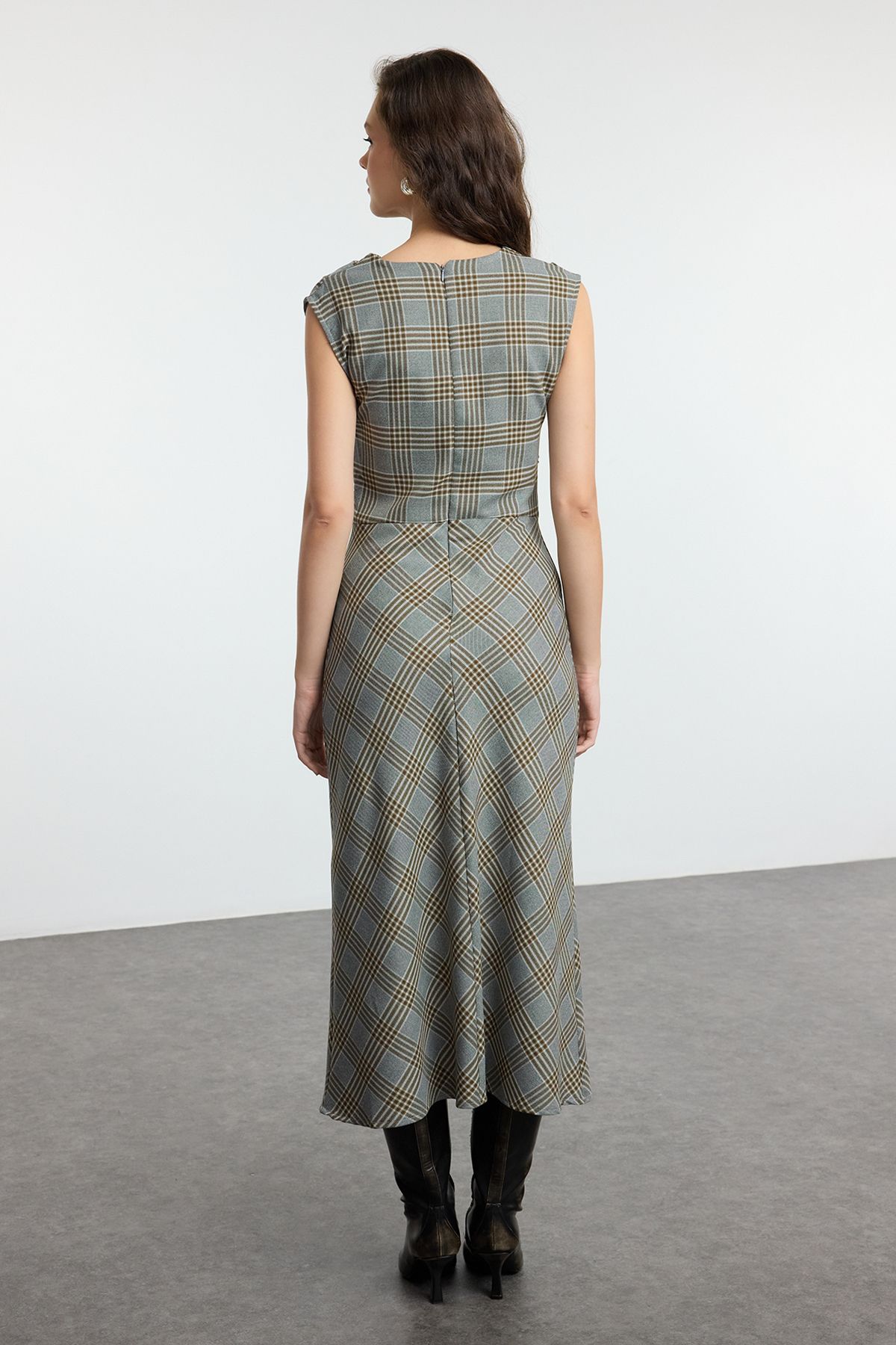 Trendyol Collection-Šedý kostkovaný límec A-Line Degaje Flanelová látka Midi Zimní tkané šaty Twoaw25El00250 5