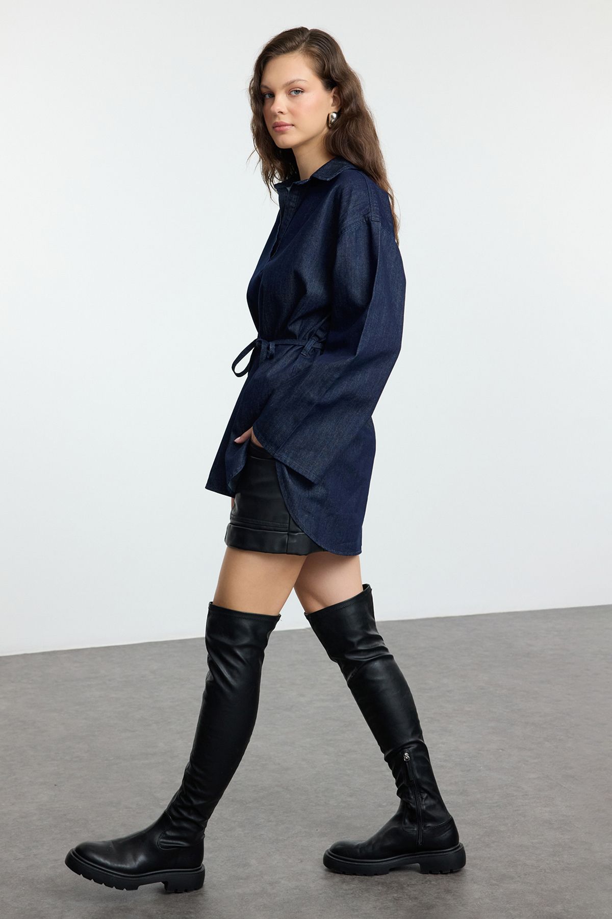 Trendyol Collection-Dunkelblaues, übergroßes, gebundenes Jeanshemd TWOAW25GO00082 2