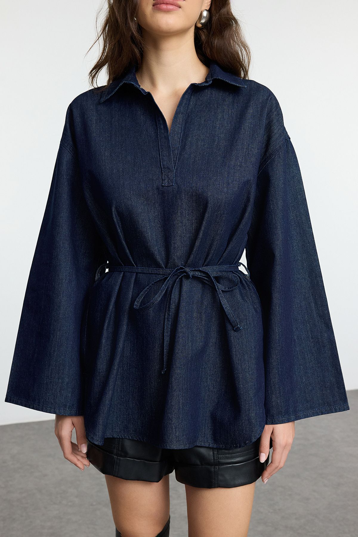 Trendyol Collection-Dunkelblaues, übergroßes, gebundenes Jeanshemd TWOAW25GO00082 3