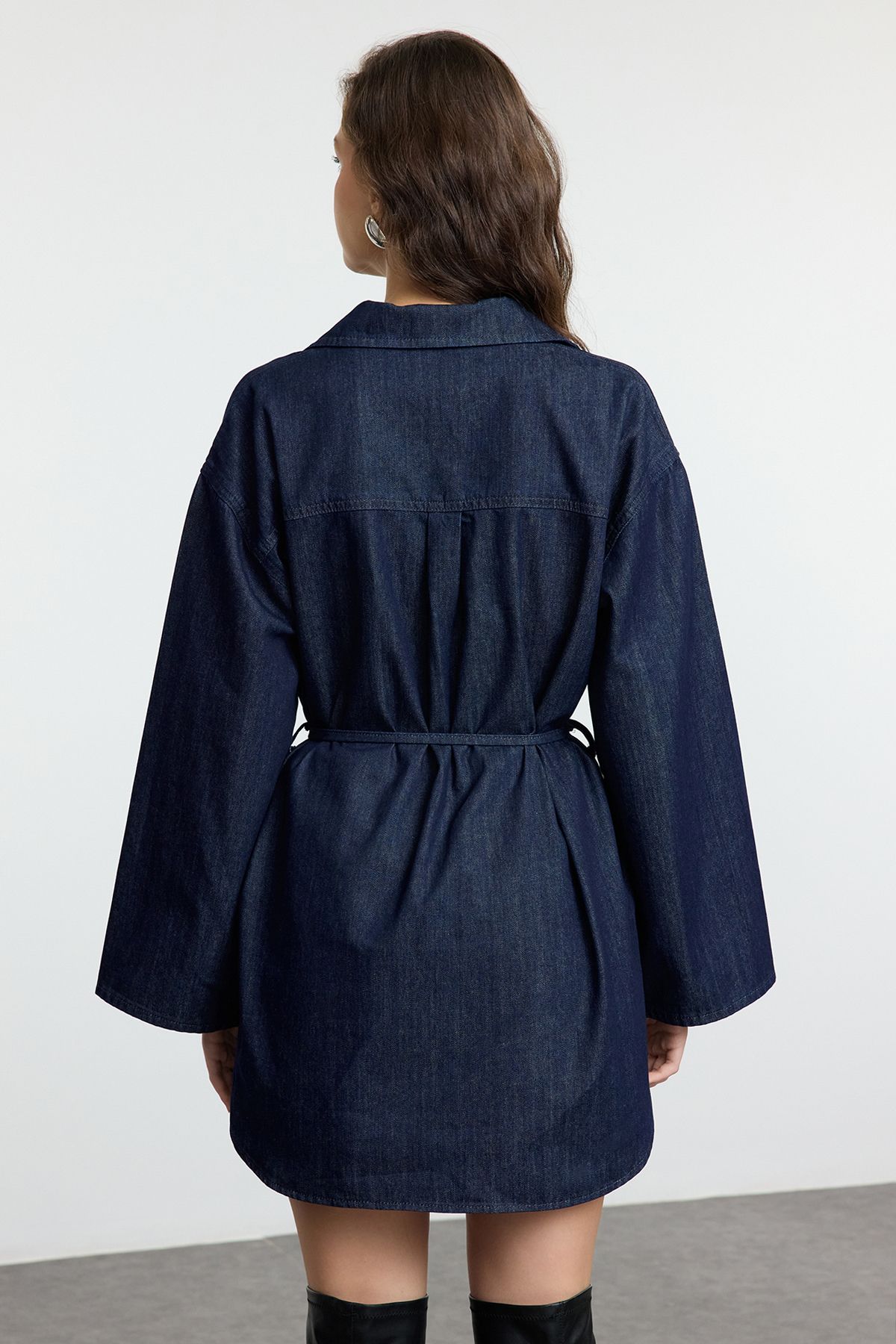 Trendyol Collection-Dunkelblaues, übergroßes, gebundenes Jeanshemd TWOAW25GO00082 5