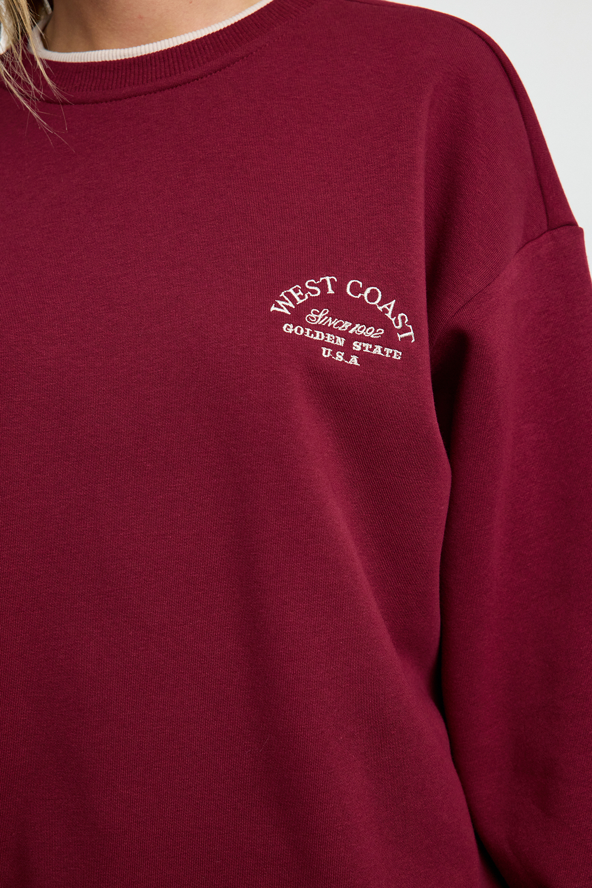 Trendyolmilla  Bordo Slogan Nakışlı Renk Bloklu Oversize Kalıp Kalın İçi Polarlı Örme Sweatshirt TWOAW25SW00245 - Görsel 4