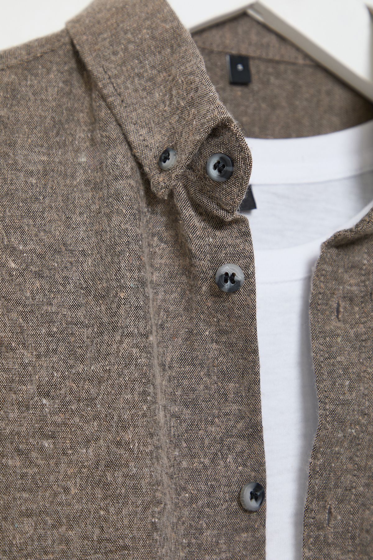 Trendyol Collection-Beigefarbenes Slim-Fit-Winterhemd mit Knopfkragen TMNAW20GO0094 2