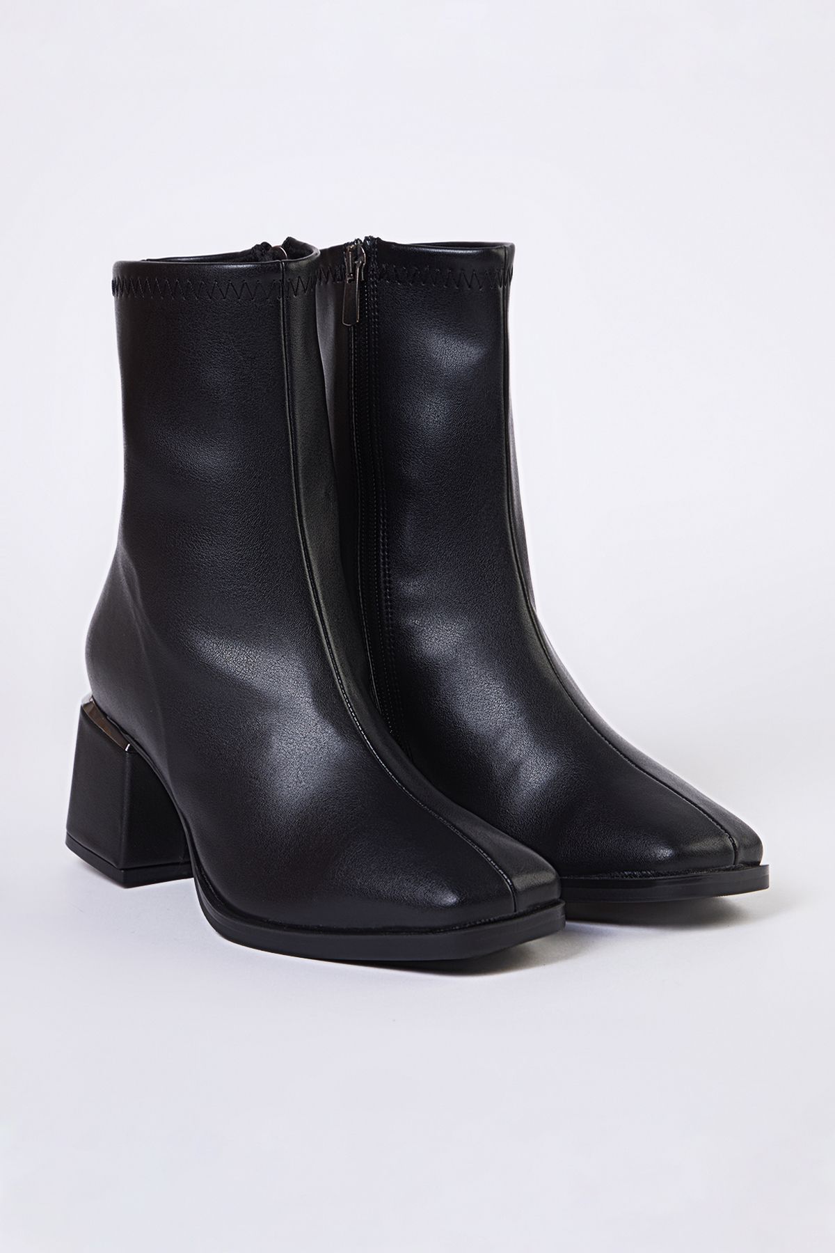 TRENDYOL SHOES-Γυναικείες μαύρες μπότες με τακούνι με μεταλλικά αξεσουάρ - φερμουάρ TAKAW25BO00009 3