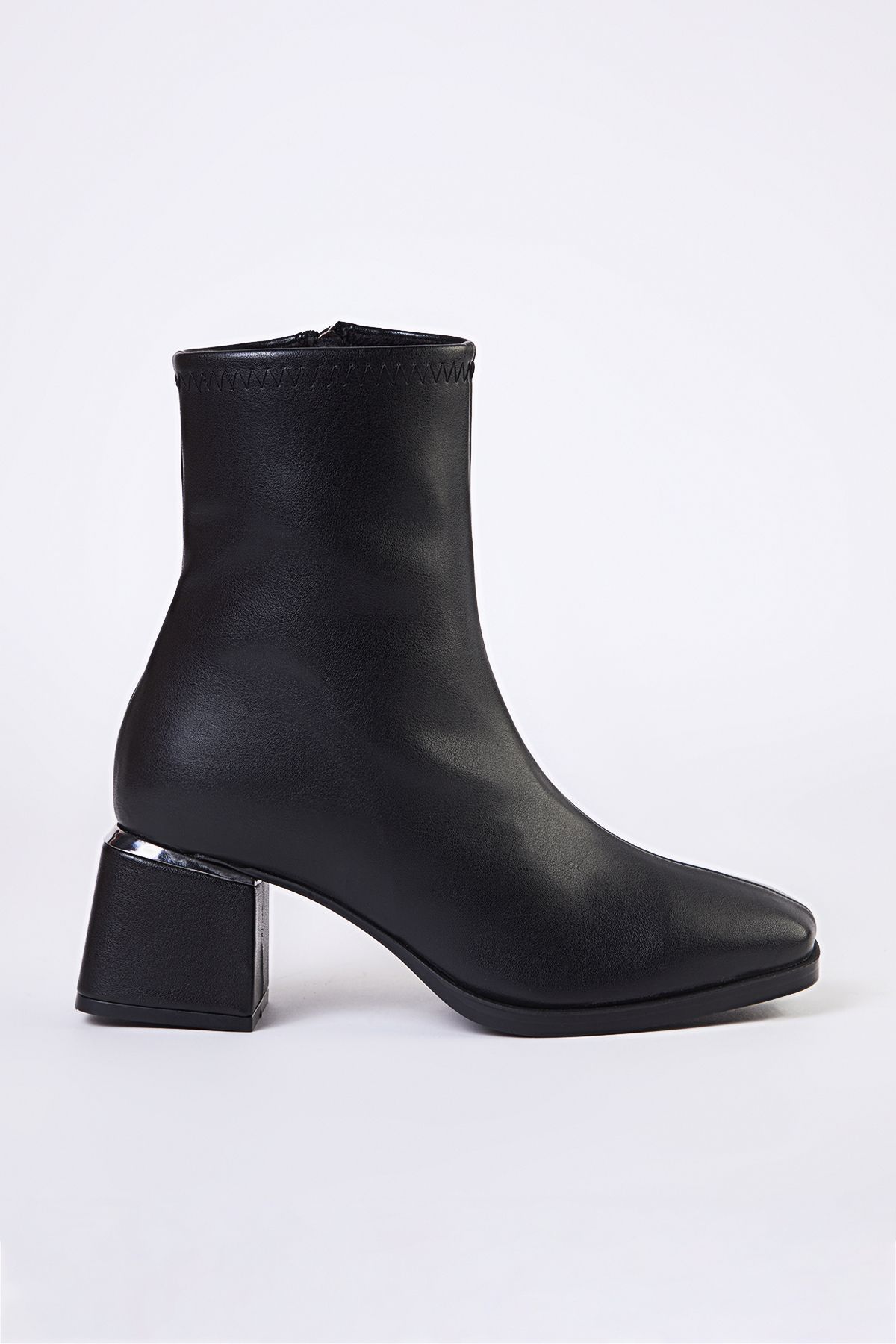 TRENDYOL SHOES-Γυναικείες μαύρες μπότες με τακούνι με μεταλλικά αξεσουάρ - φερμουάρ TAKAW25BO00009 4