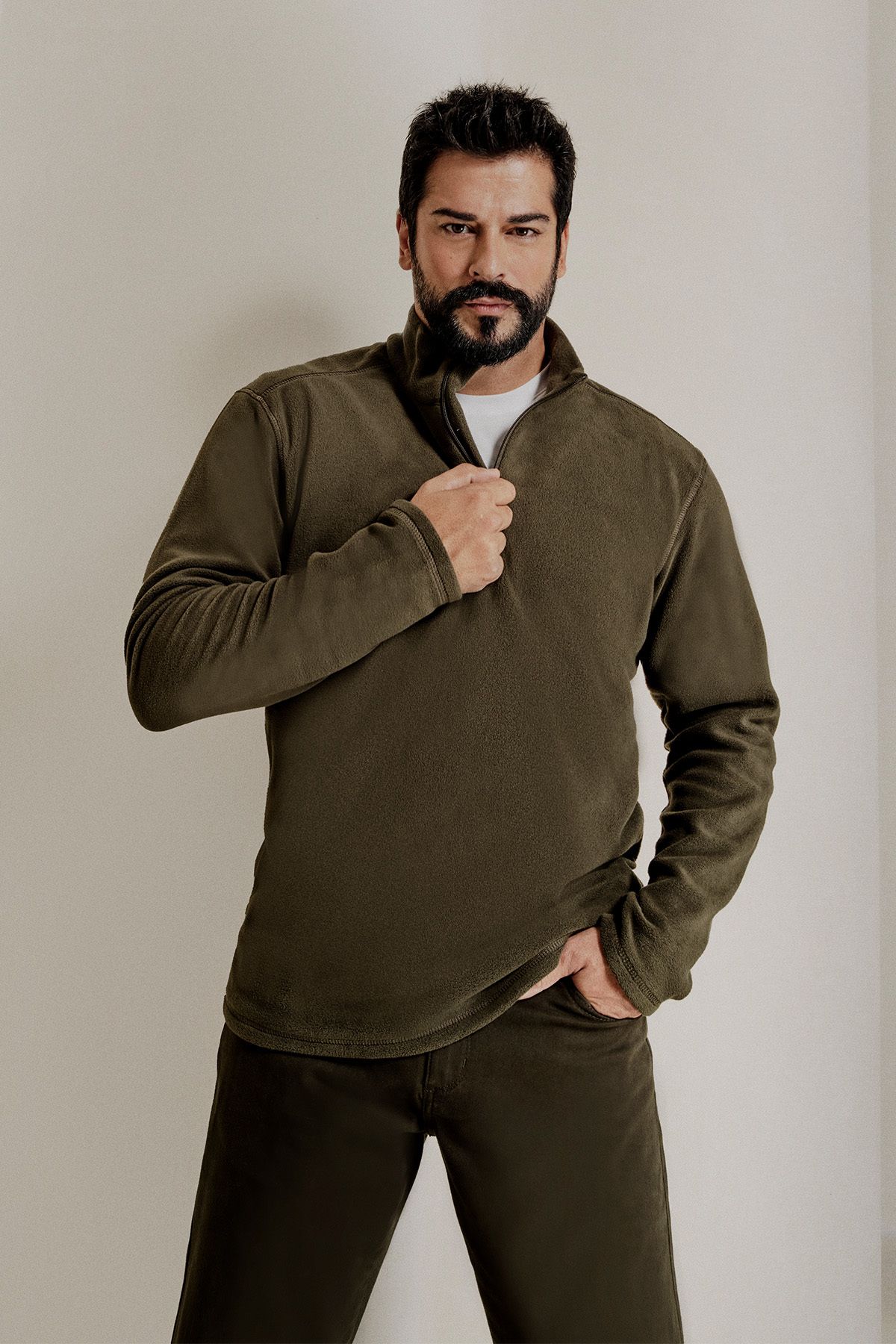 AC&Co / Altınyıldız Classics-Khakifarbenes, pillingfreies, kältebeständiges Fleece-Sweatshirt mit Standard-Passform und Stehkragen für Herren 2