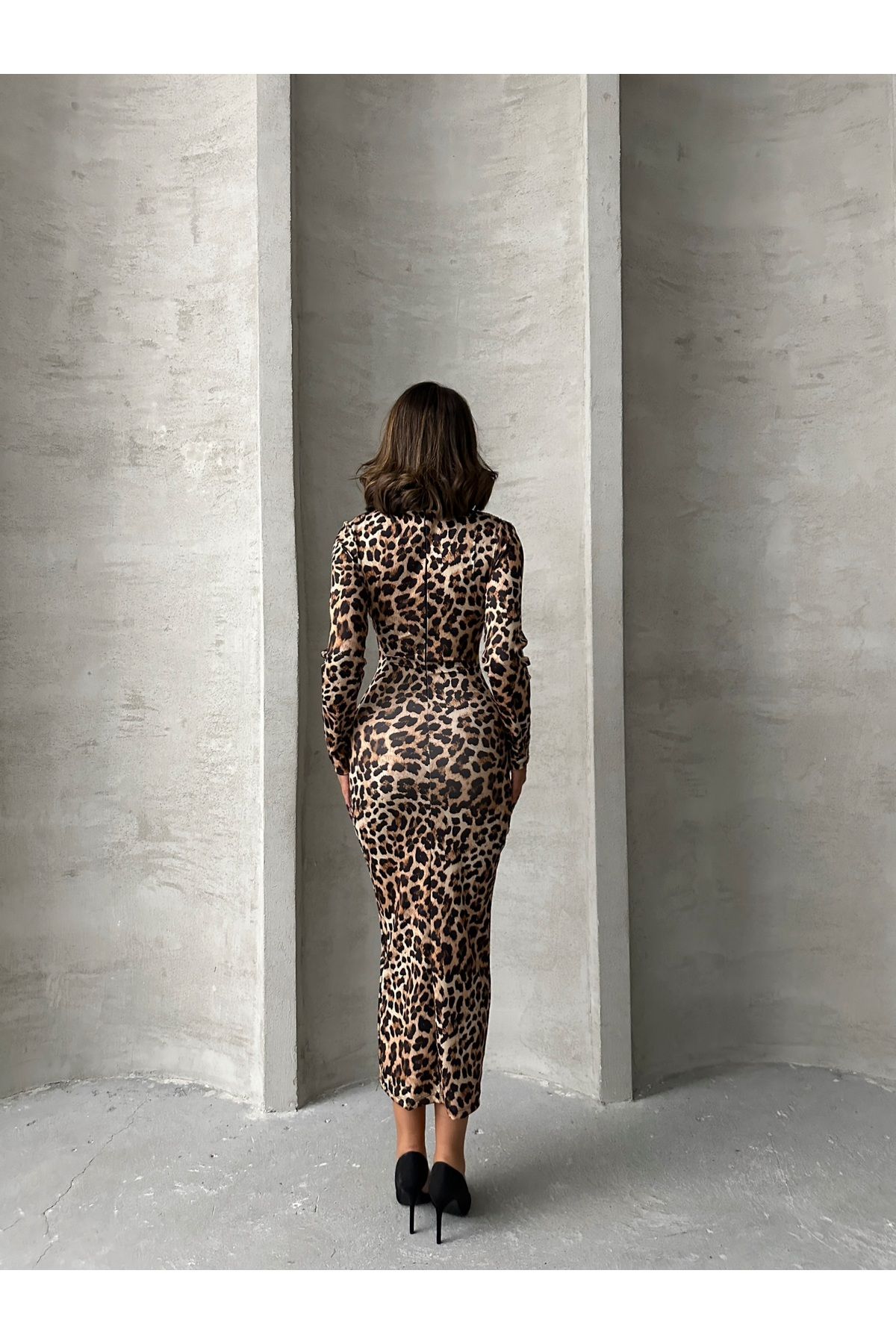BEJNA-Langes Damenkleid mit Leopardenmuster und drapiertem Detail 6