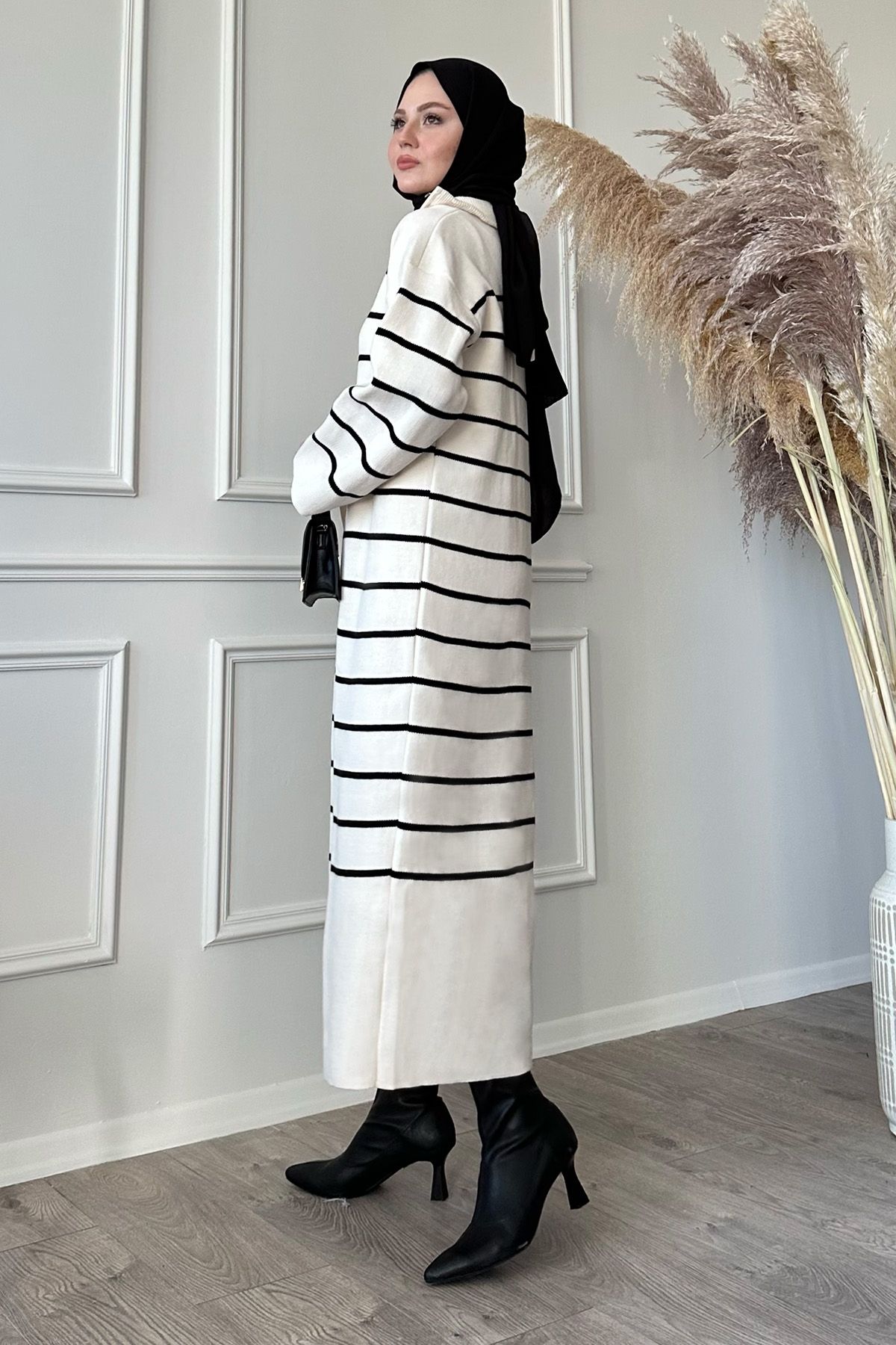 InStyle-Dünn gestreiftes Ecru-Strickkleid mit Reißverschluss 3