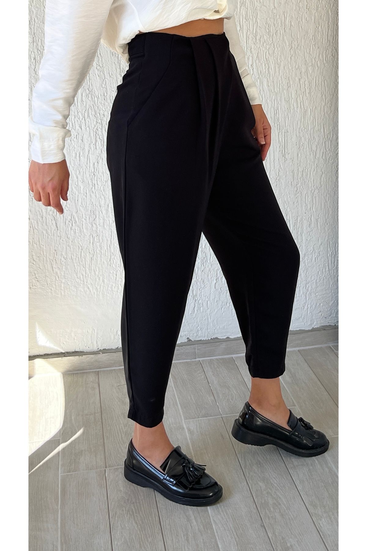 Perry-Fabric Trousers with Pleat Detail on the Front 2