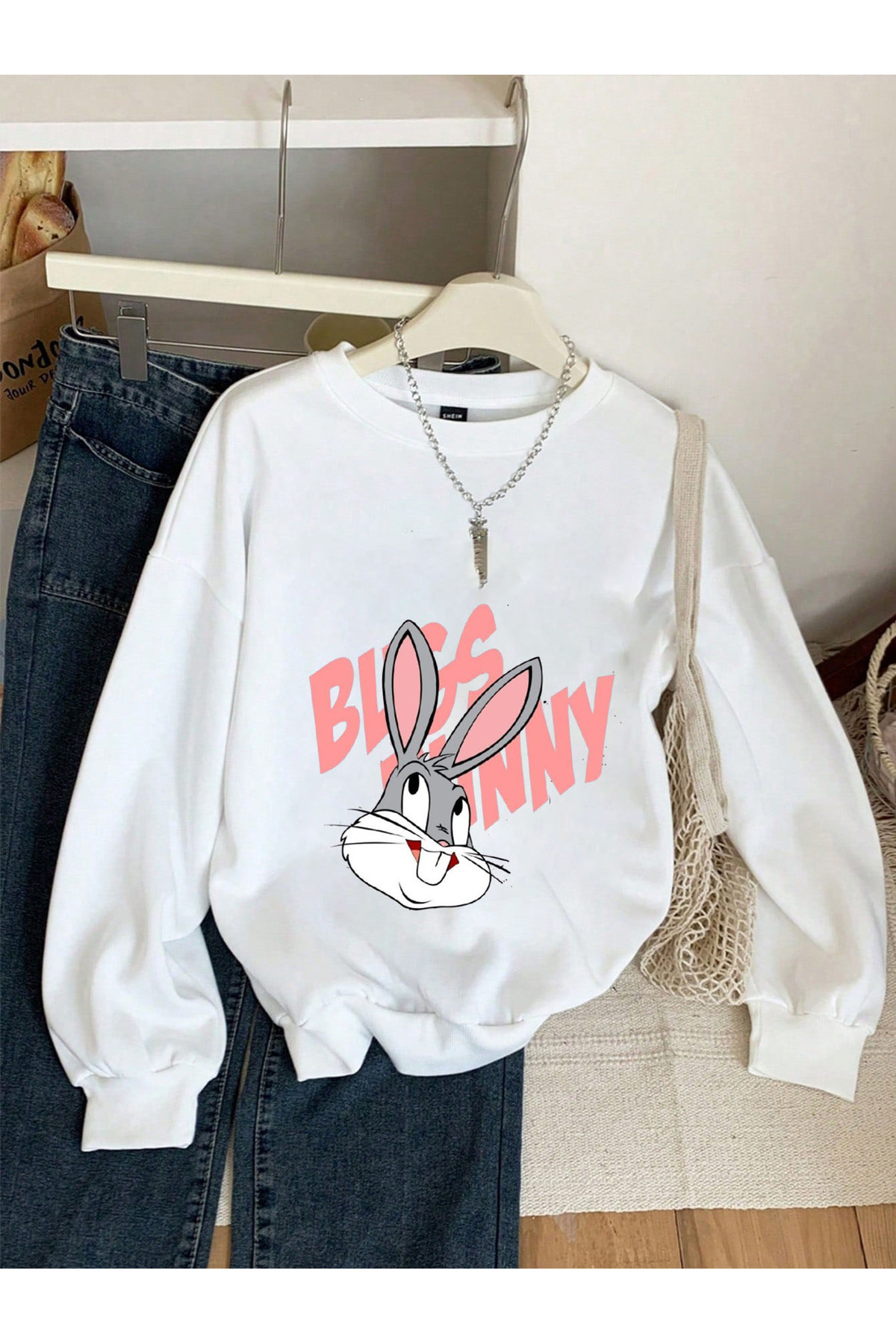 هودي فضفاض أسود بطبعة باجز باني