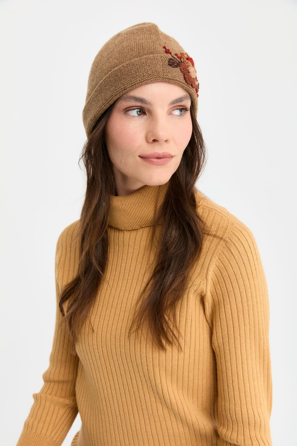 Desen Triko-V.Camel Women's Wool Beret - Daisy Flower Embroidered 4