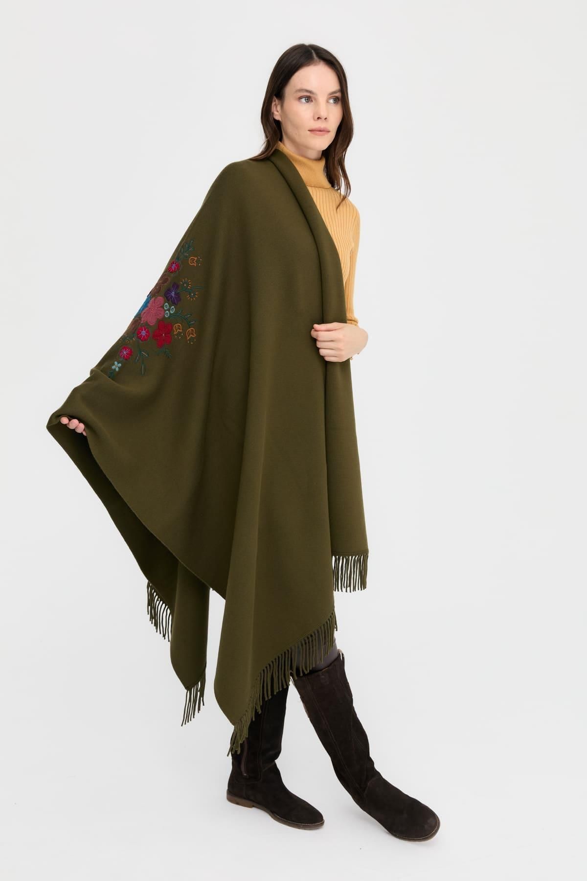 Desen Triko-Şal Kaki - Brodat Floral În mijlocul Femeii 4