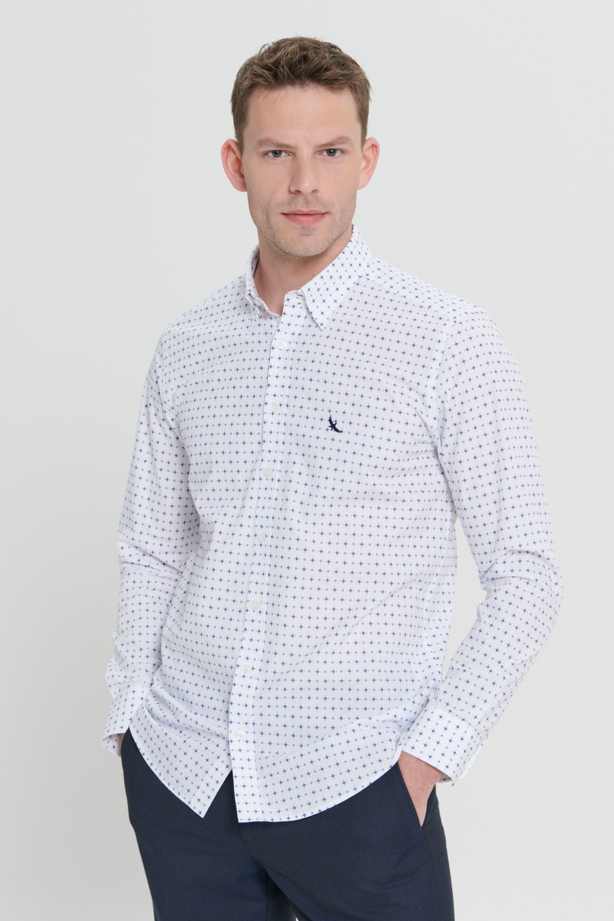 ALTINYILDIZ CLASSICS-Weiß-blaues Slim-Fit-Hemd für Herren aus 100 % Baumwolle mit verstecktem Knopfkragen und bedrucktem Hemd 4