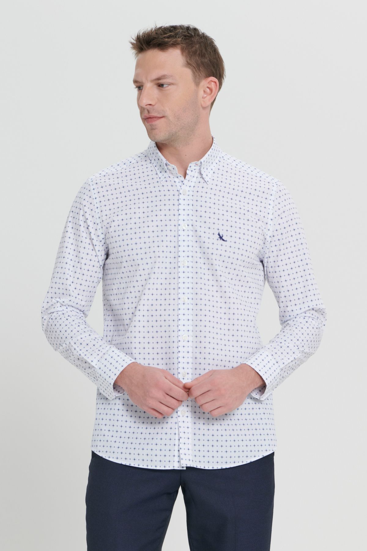 ALTINYILDIZ CLASSICS-Weiß-blaues Slim-Fit-Hemd für Herren aus 100 % Baumwolle mit verstecktem Knopfkragen und bedrucktem Hemd 3