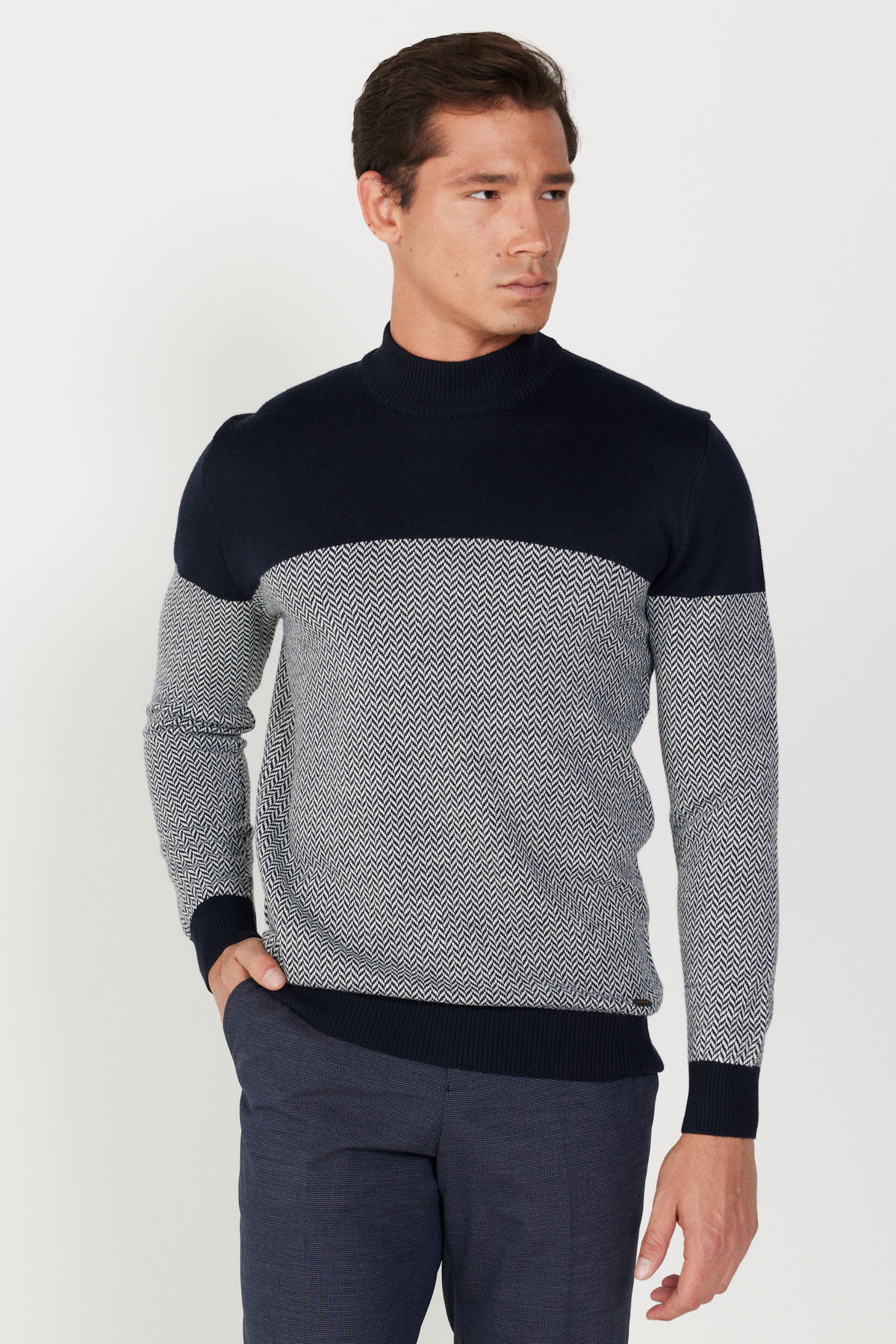 Erkek Lacivert-Ekru Standart Fit Normal Kesim Yarım Balıkçı Yaka Pamuklu Triko Kazak