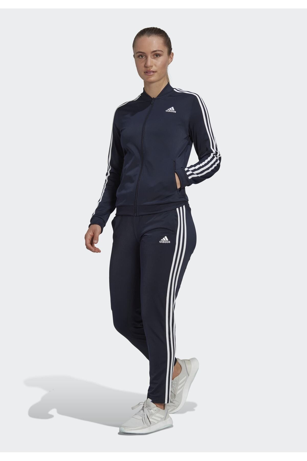 ست ورزشی آدیداس اسنشالز | طراحی کلاسیک و بی‌زمان  adidas