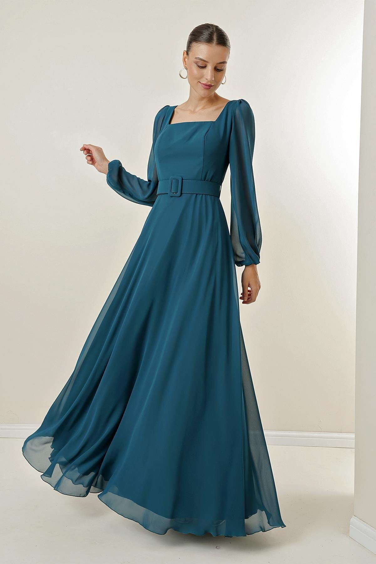 By Saygı-Langes Abendkleid aus Chiffon mit quadratischem Ausschnitt, Gürtel und Taillenfutter 2