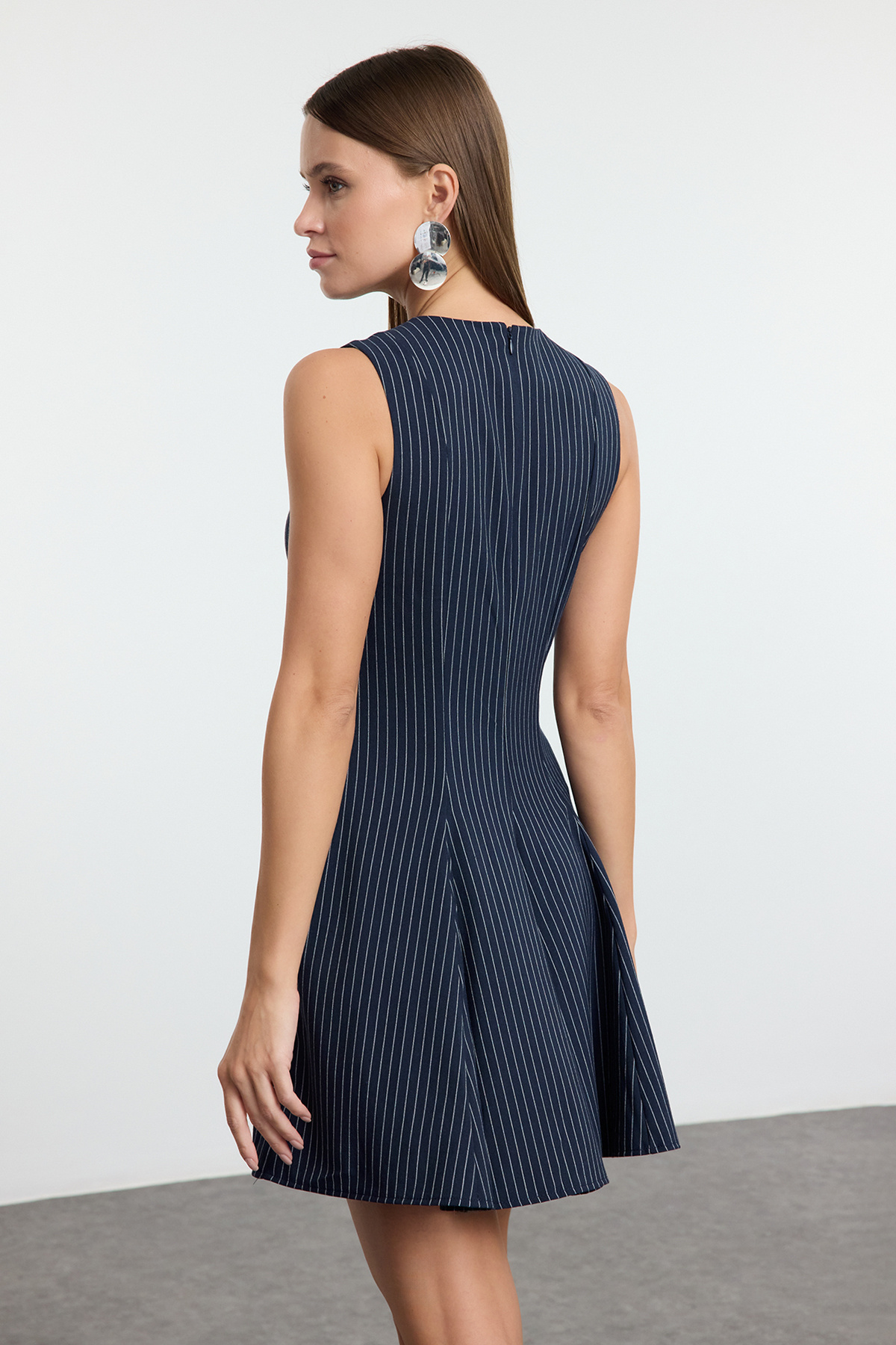 Trendyolmilla  Lacivert Çizgili Eteği Belden Açılan Bisiklet Yaka Mini Poliviskon Dokuma Elbise TWOAW25EL00244 - Görsel 5