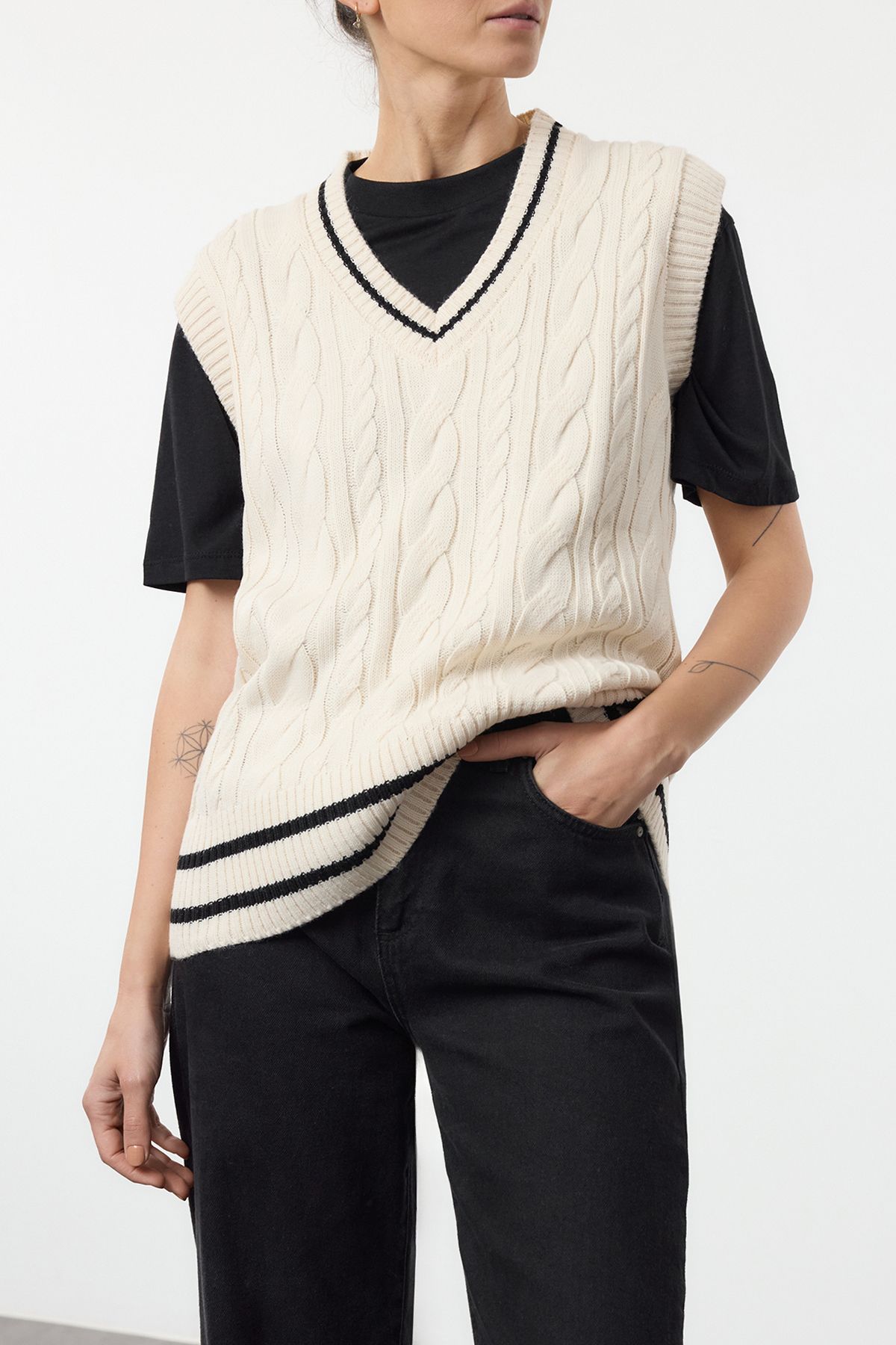 Edit by Trendyol Sweter Z Dzianiny W Serek W Kolorze Ecru - Zapleciony W Warkocze, Blok Kolorów Tedaw25sv00005 Kobieta - S/M