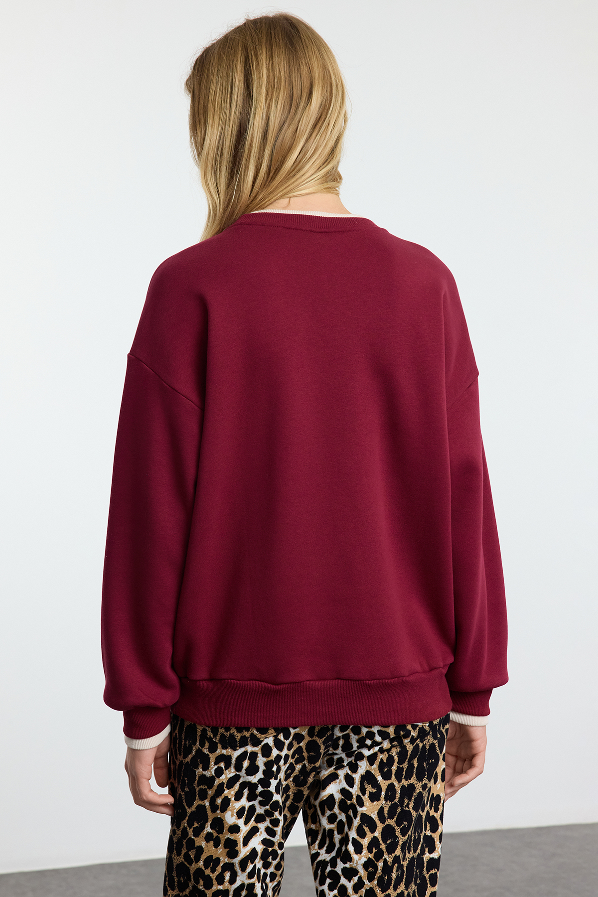 Trendyolmilla  Bordo Slogan Nakışlı Renk Bloklu Oversize Kalıp Kalın İçi Polarlı Örme Sweatshirt TWOAW25SW00245 - Görsel 5