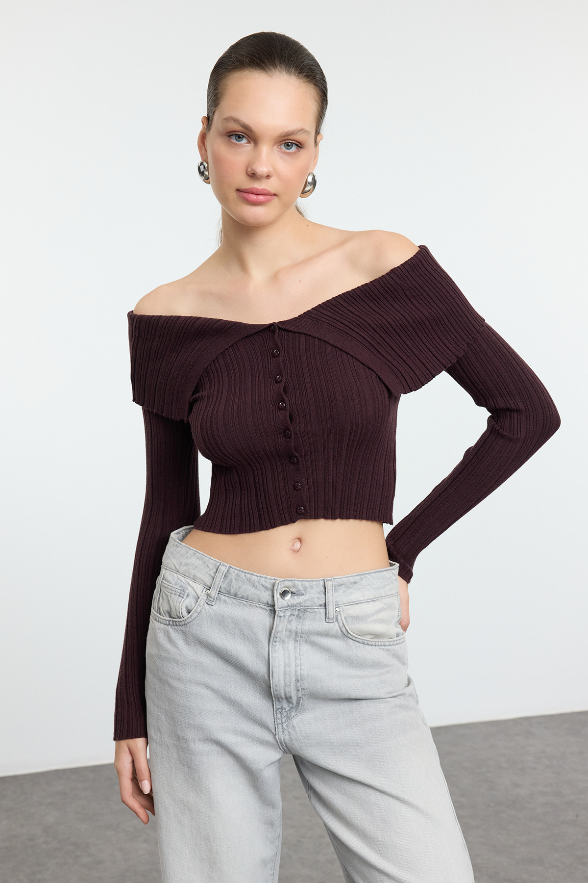 Trendyolmilla Koyu Kahverengi Crop Premium İplik/Özel İplik Fitted/Vücudu Saran Triko Hırka TWOAW25HI00095