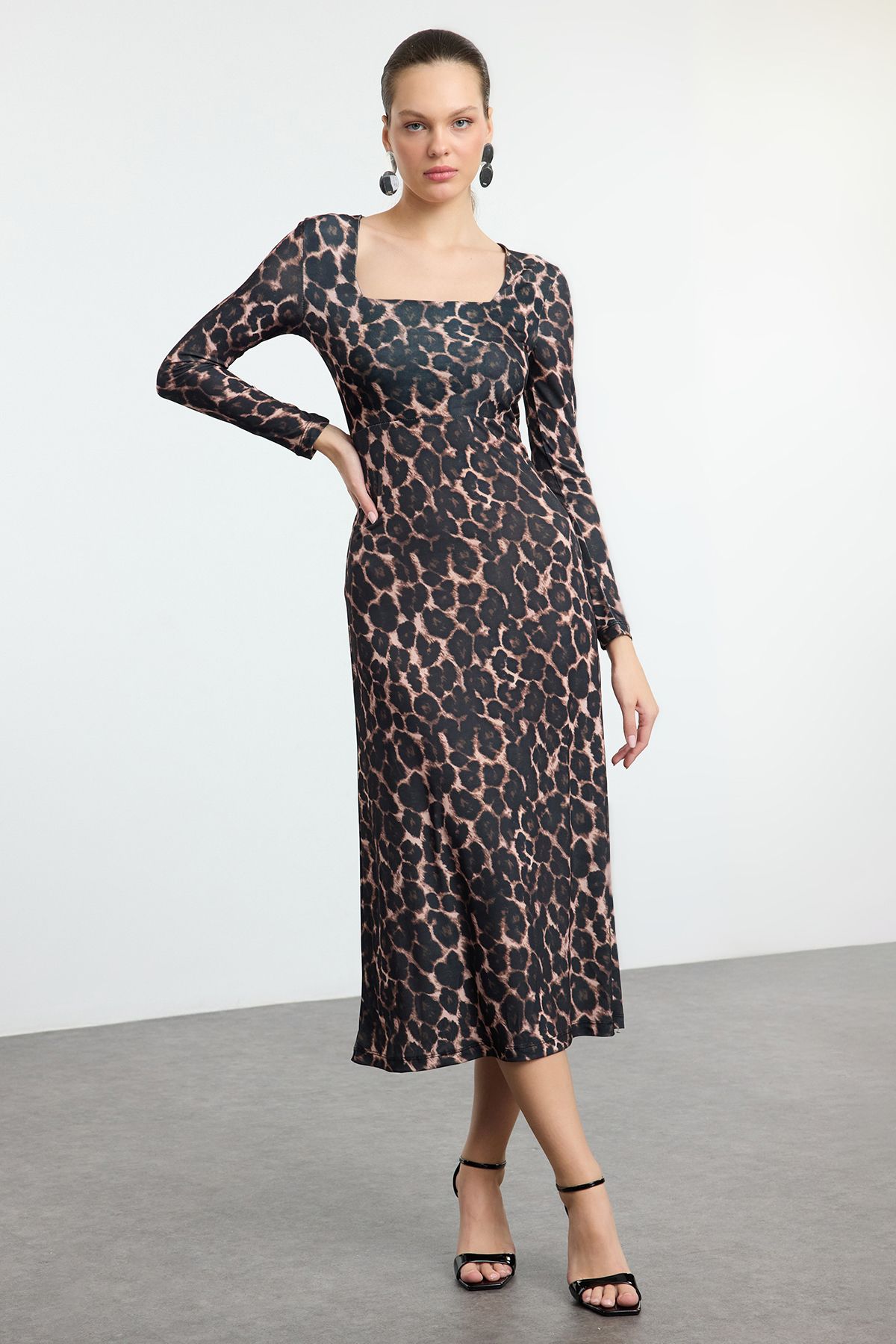 Trendyol Collection Elastyczna Sukienka Maxi Z Nadrukiem W Panterkę - Brązowa, Falbaniasta, Dopasowana Twoaw24el00613 Kobieta - S