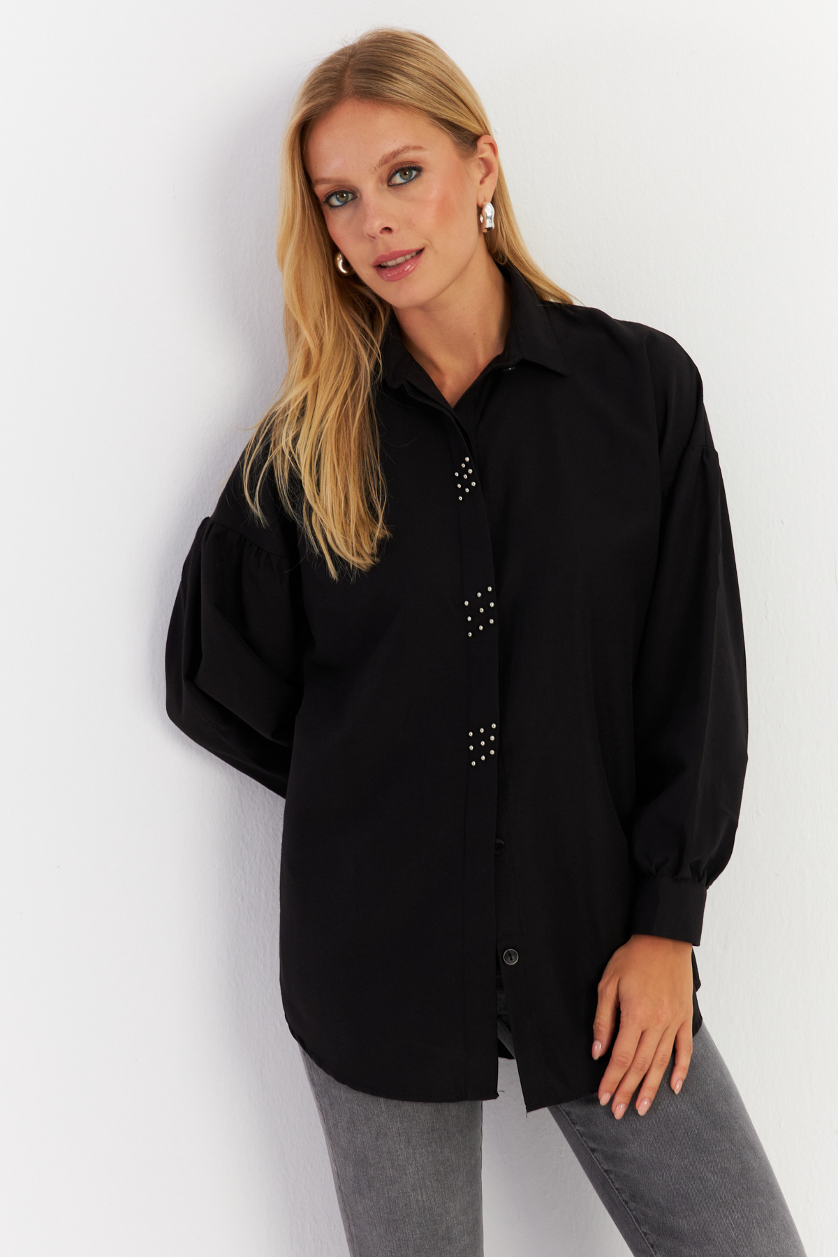 Cool & Modest-Schwarzes, mit Nieten besetztes Damenhemd – MASF08 9