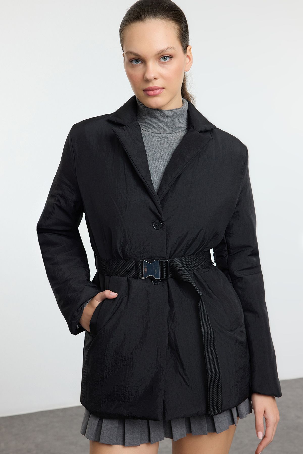 Trendyol Collection Czarna Cienka Pikowana Kurtka Puchowa Z Paskiem - Regularny Krój Twoaw25mo00236 Kobieta - S