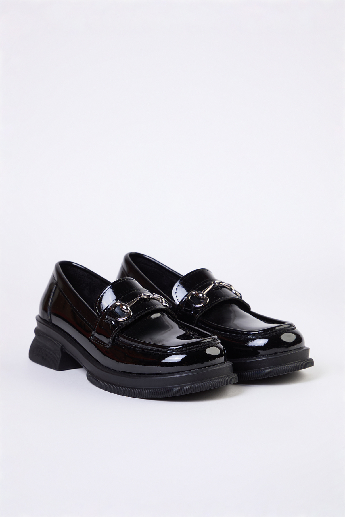 TRENDYOL SHOES-Dámska mokasínová obuv TAKAW25LA00000 s čiernou prackou z lakovanej kože s hrubou podrážkou 1