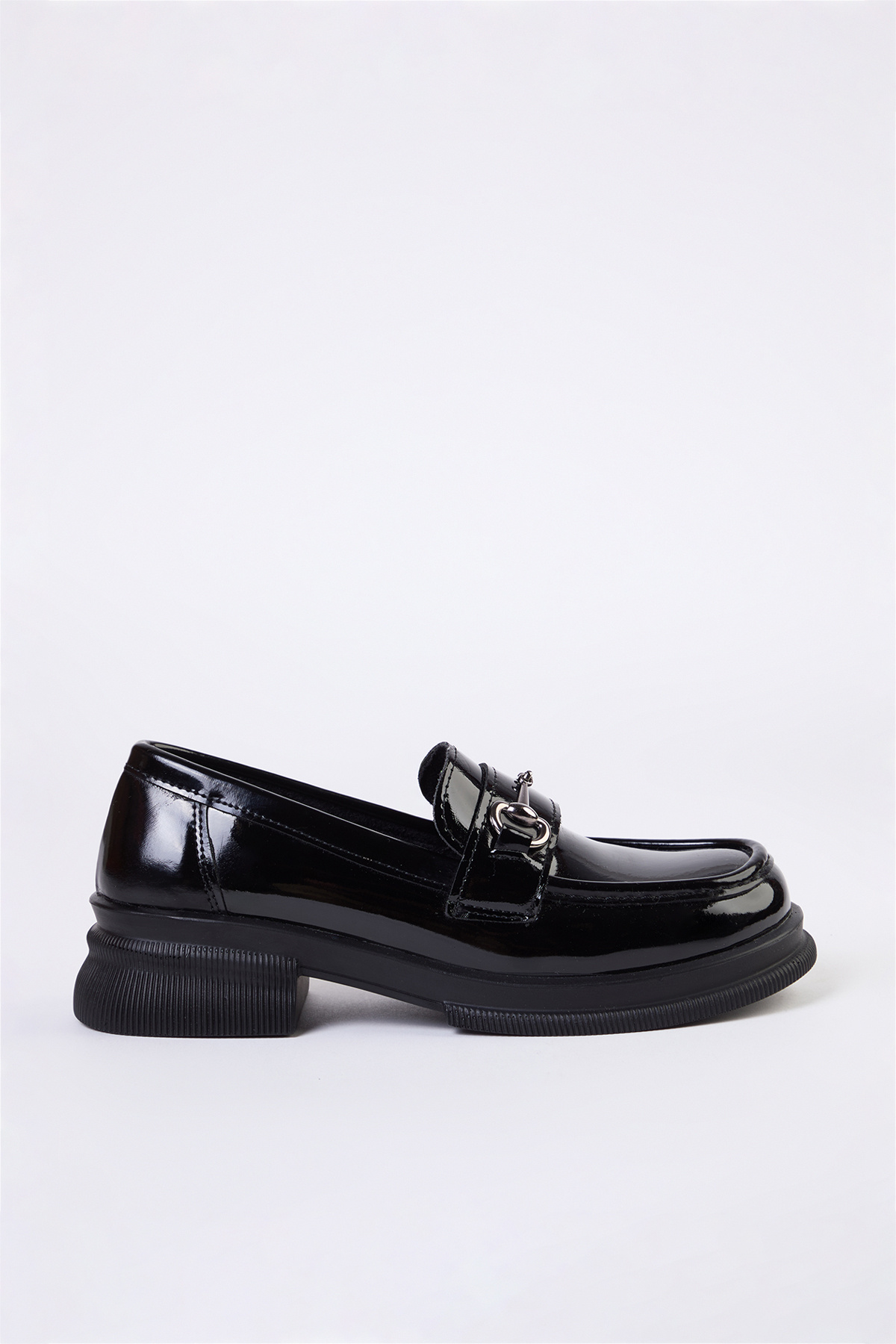 TRENDYOL SHOES-Dámska mokasínová obuv TAKAW25LA00000 s čiernou prackou z lakovanej kože s hrubou podrážkou 5