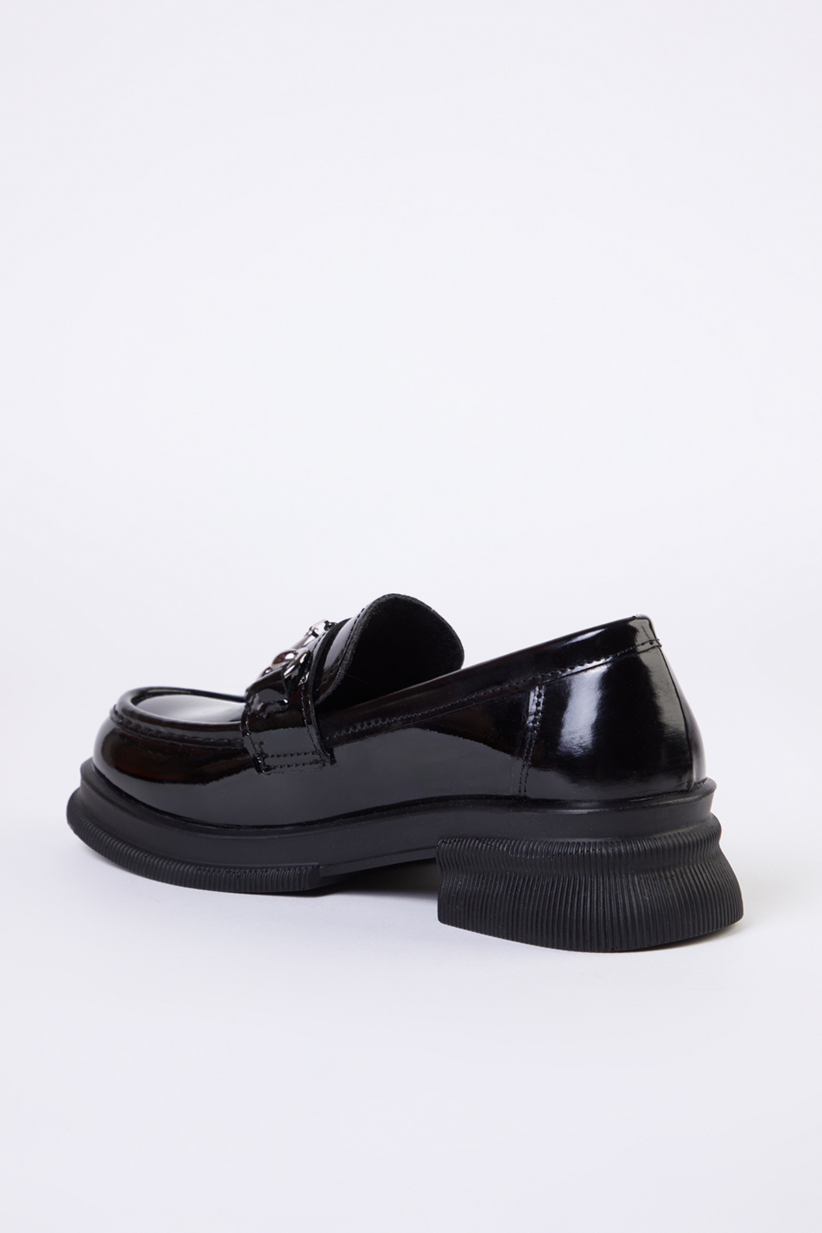 TRENDYOL SHOES-Dámska mokasínová obuv TAKAW25LA00000 s čiernou prackou z lakovanej kože s hrubou podrážkou 6