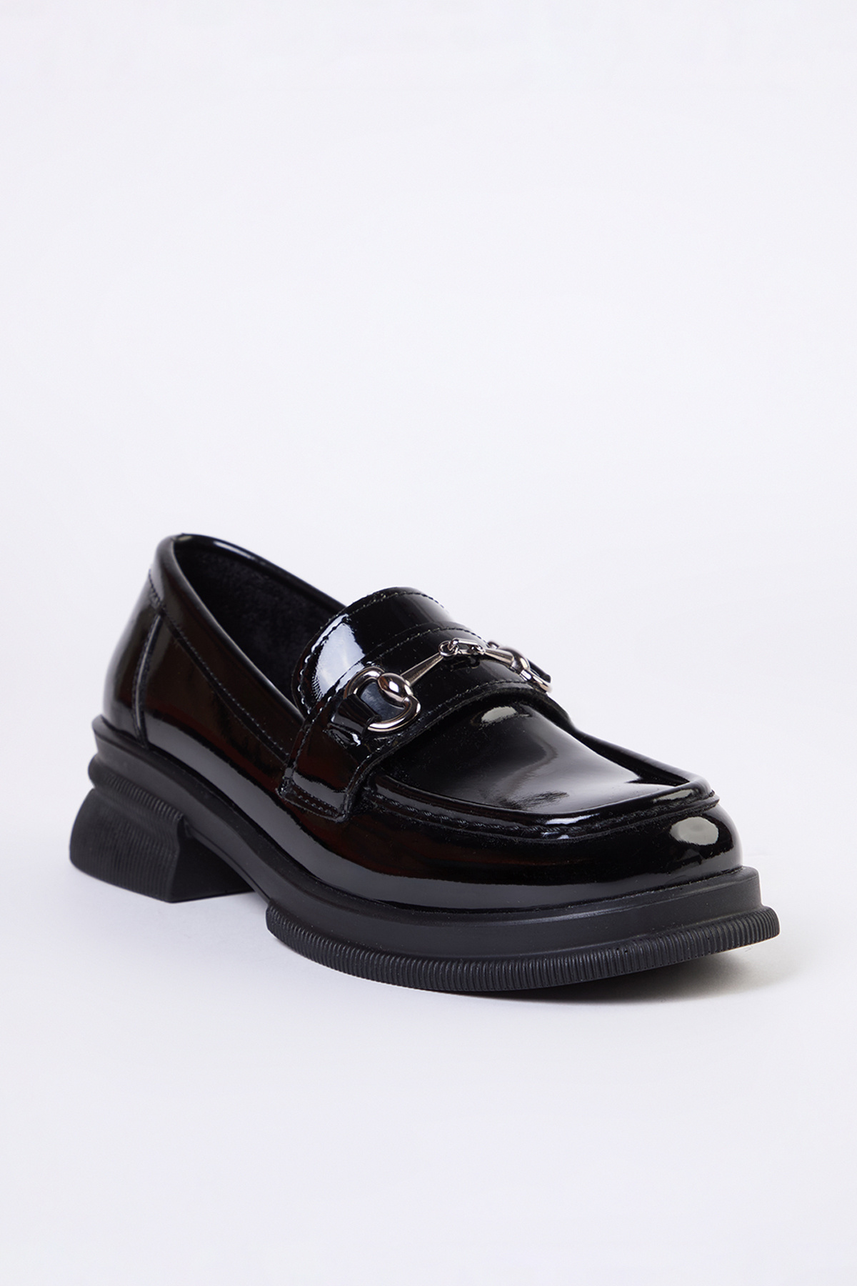 TRENDYOL SHOES-Dámska mokasínová obuv TAKAW25LA00000 s čiernou prackou z lakovanej kože s hrubou podrážkou 4