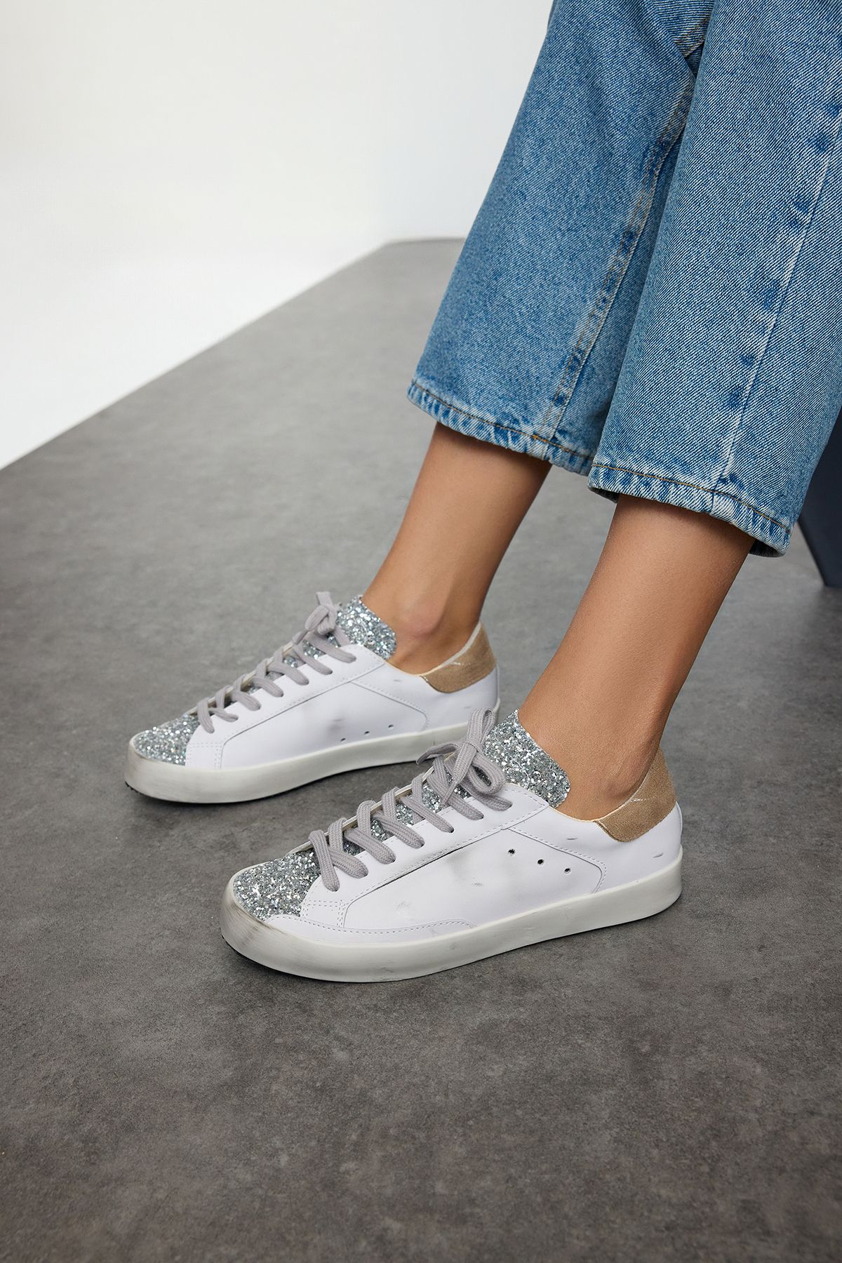 TRENDYOL SHOES-Retro fehér csillogó női tornacipő - Takaw25sn00007 2