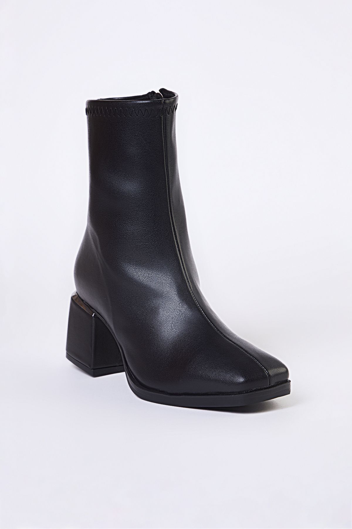 TRENDYOL SHOES-Γυναικείες μαύρες μπότες με τακούνι με μεταλλικά αξεσουάρ - φερμουάρ TAKAW25BO00009 5