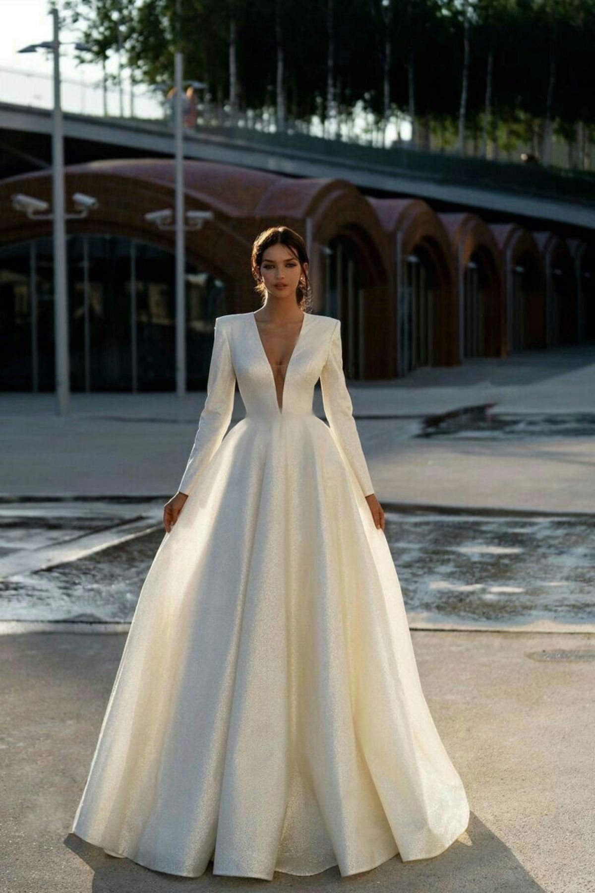 robe de mariée étincelante avec décolleté profond