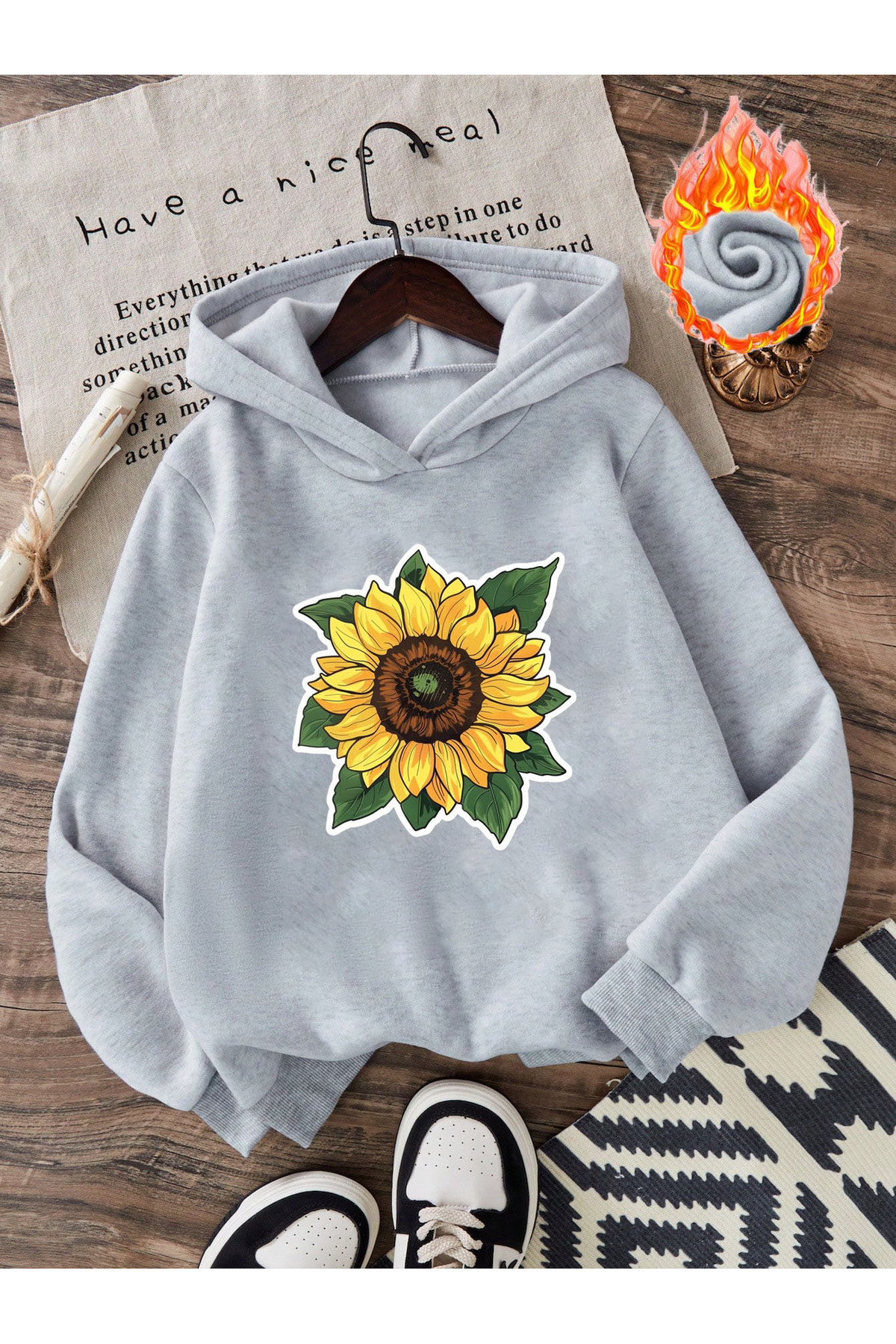 هودي رمادي فضفاض بطبعة عباد الشمس الأمامية