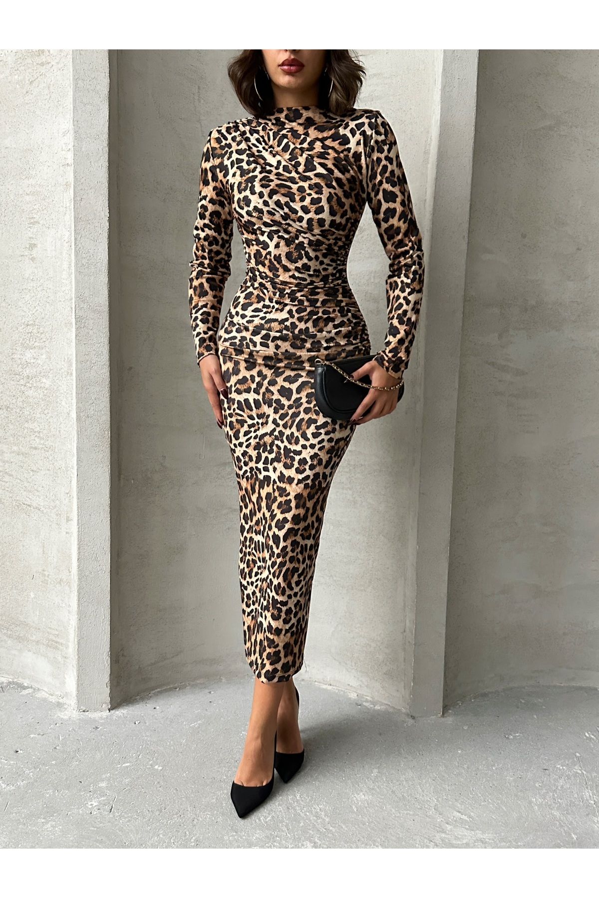 BEJNA-Langes Damenkleid mit Leopardenmuster und drapiertem Detail 3