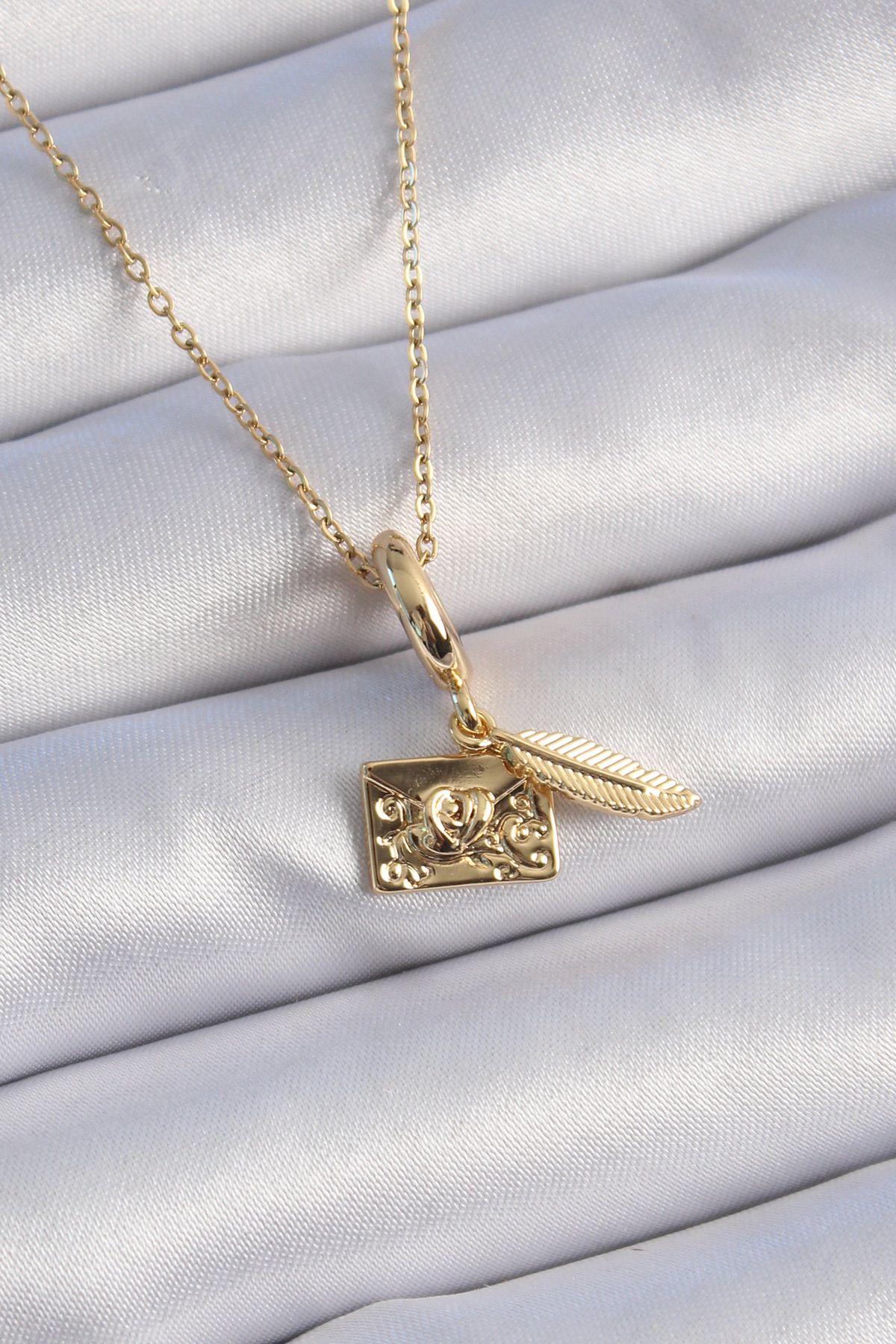 MMB Boutique 316L Çelik Gold Renk Kalp Detay Mektup Figür Charm Model Kadın Kolye