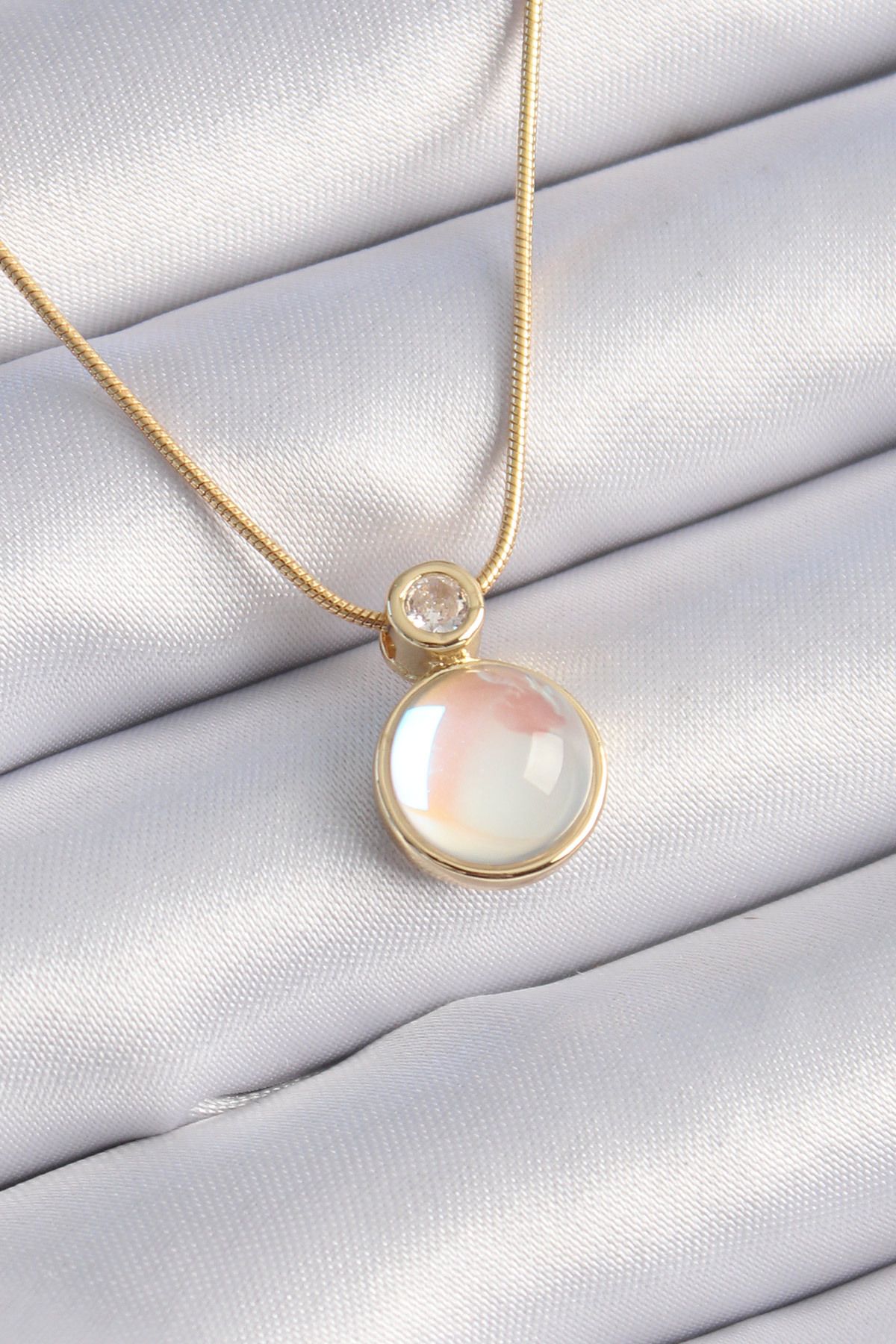 MMB Boutique 316L Çelik Gold Renk Beyaz Sedefli Vintage Kadın Kolye