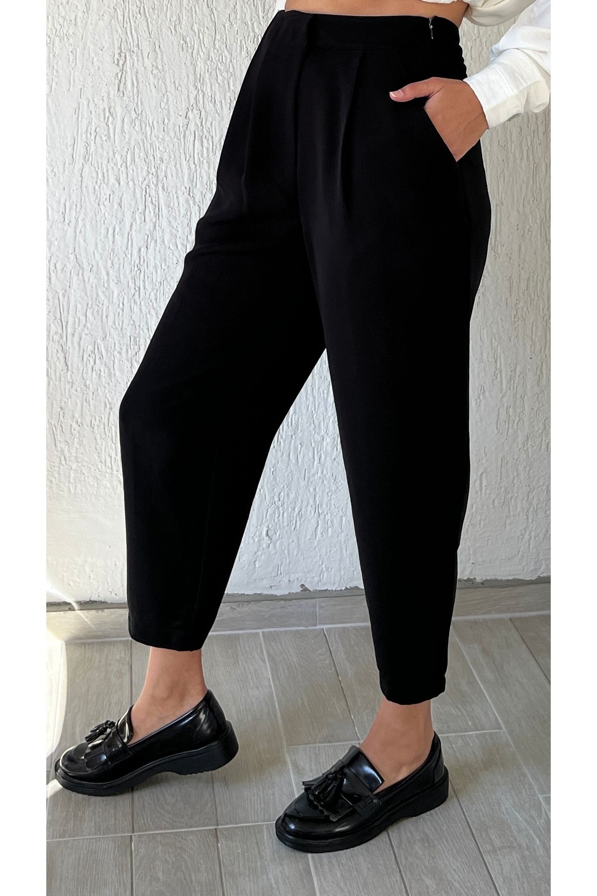 Perry-Fabric Trousers with Pleat Detail on the Front 4