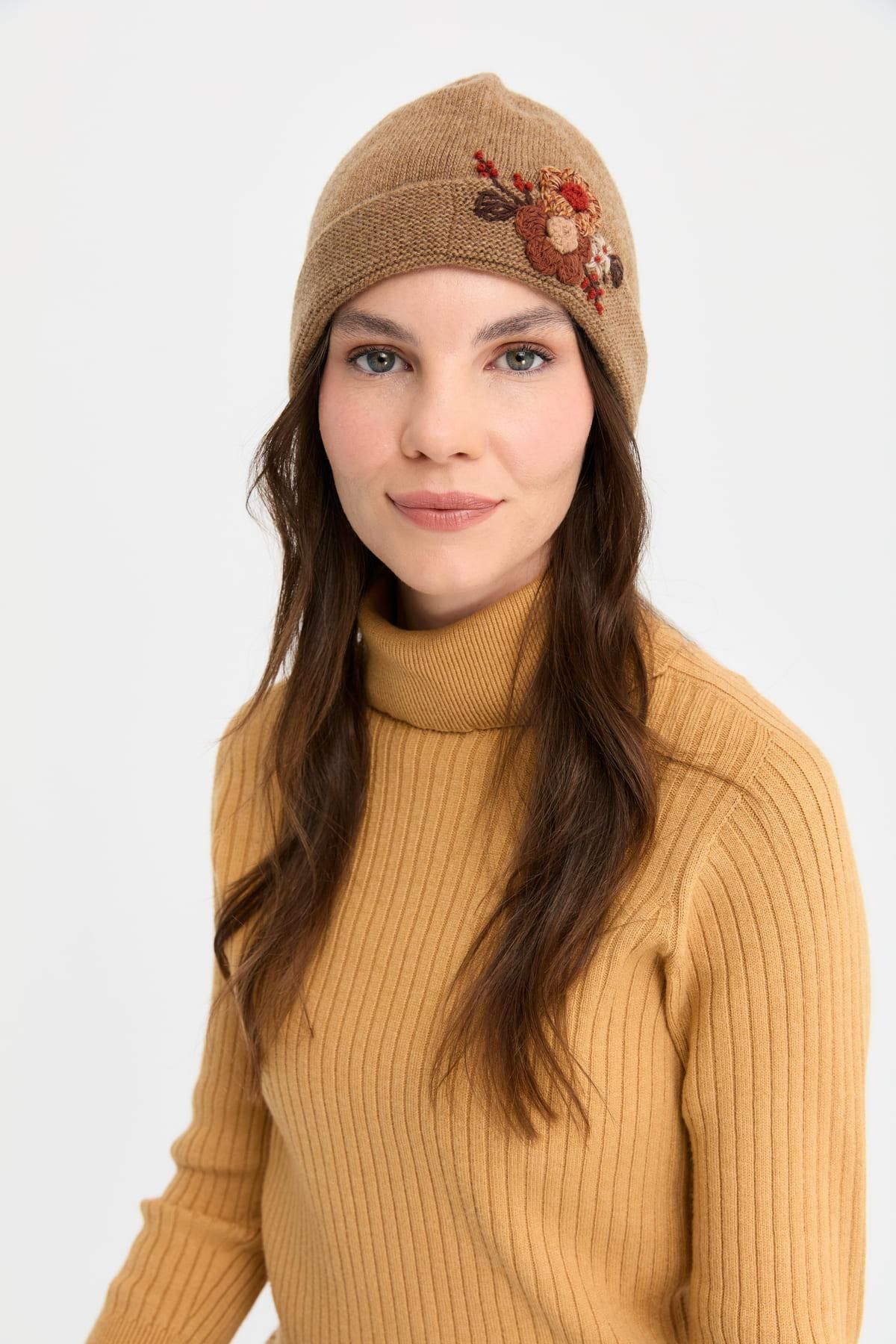 Desen Triko-V.Camel Women's Wool Beret - Daisy Flower Embroidered 3