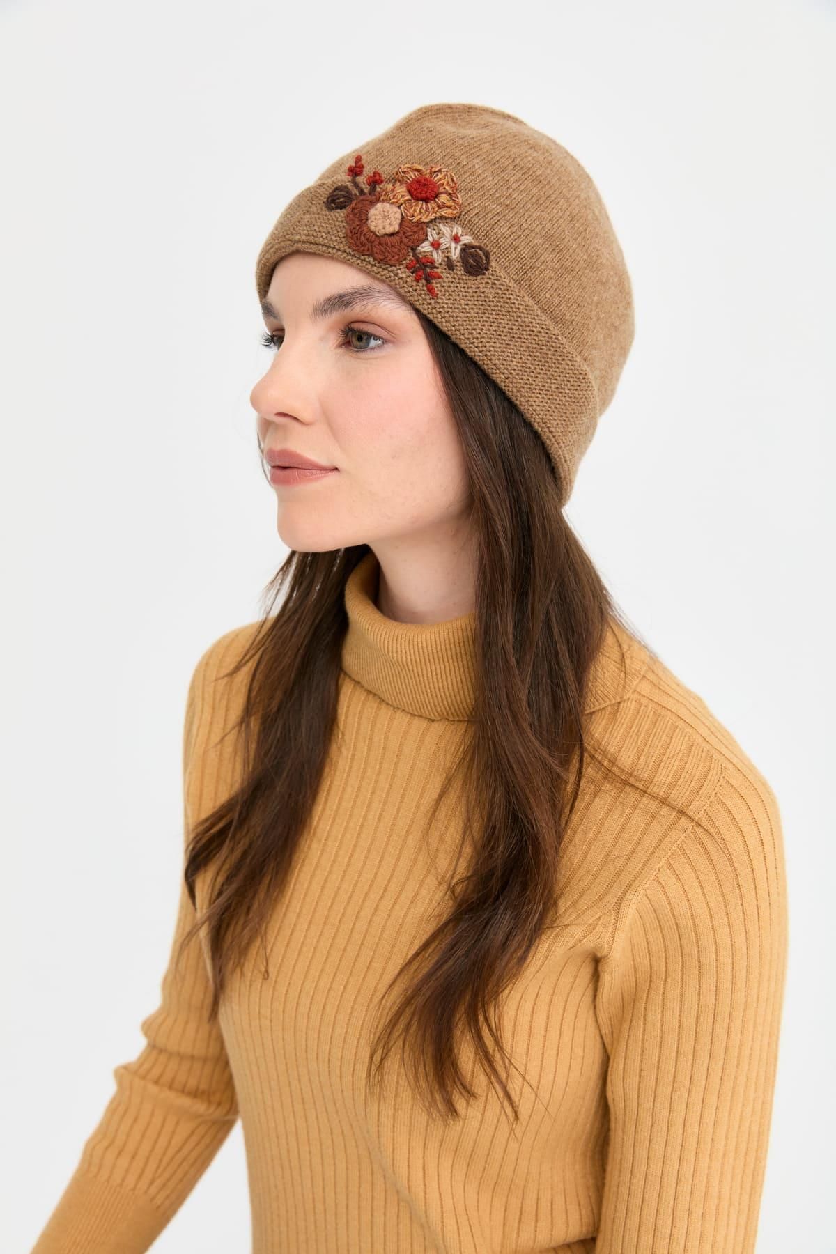 Desen Triko-V.Camel Women's Wool Beret - Daisy Flower Embroidered 2