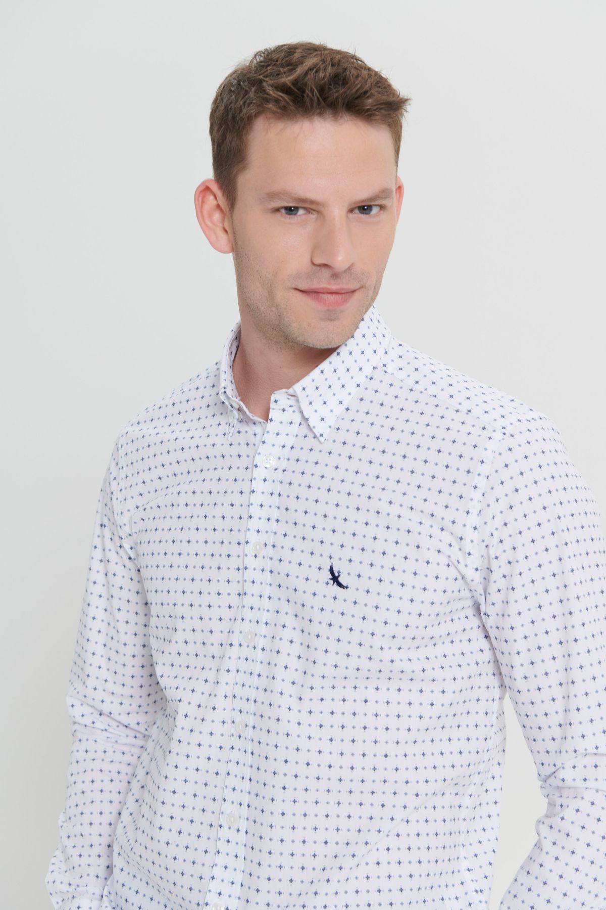 ALTINYILDIZ CLASSICS-Weiß-blaues Slim-Fit-Hemd für Herren aus 100 % Baumwolle mit verstecktem Knopfkragen und bedrucktem Hemd 5