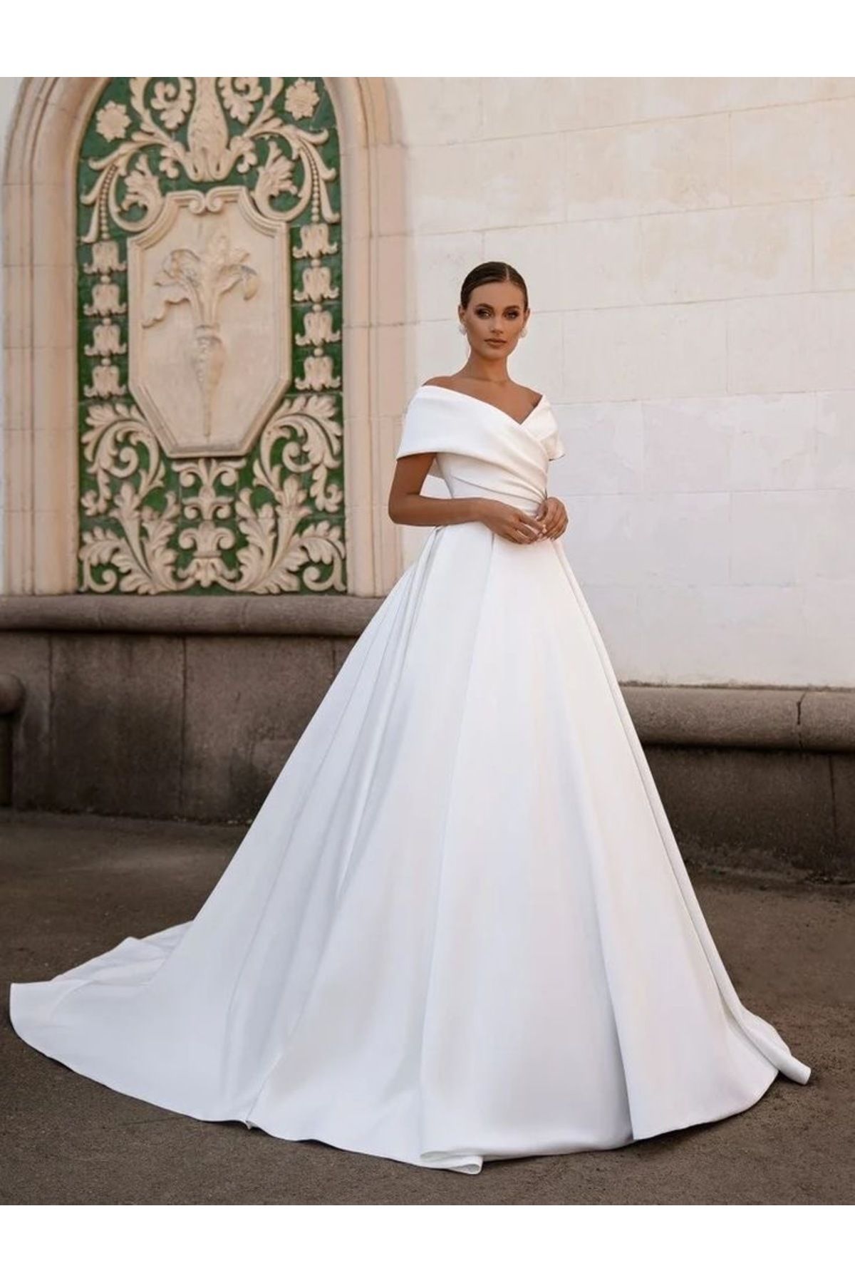 robe de mariée drapée à col bateau en satin