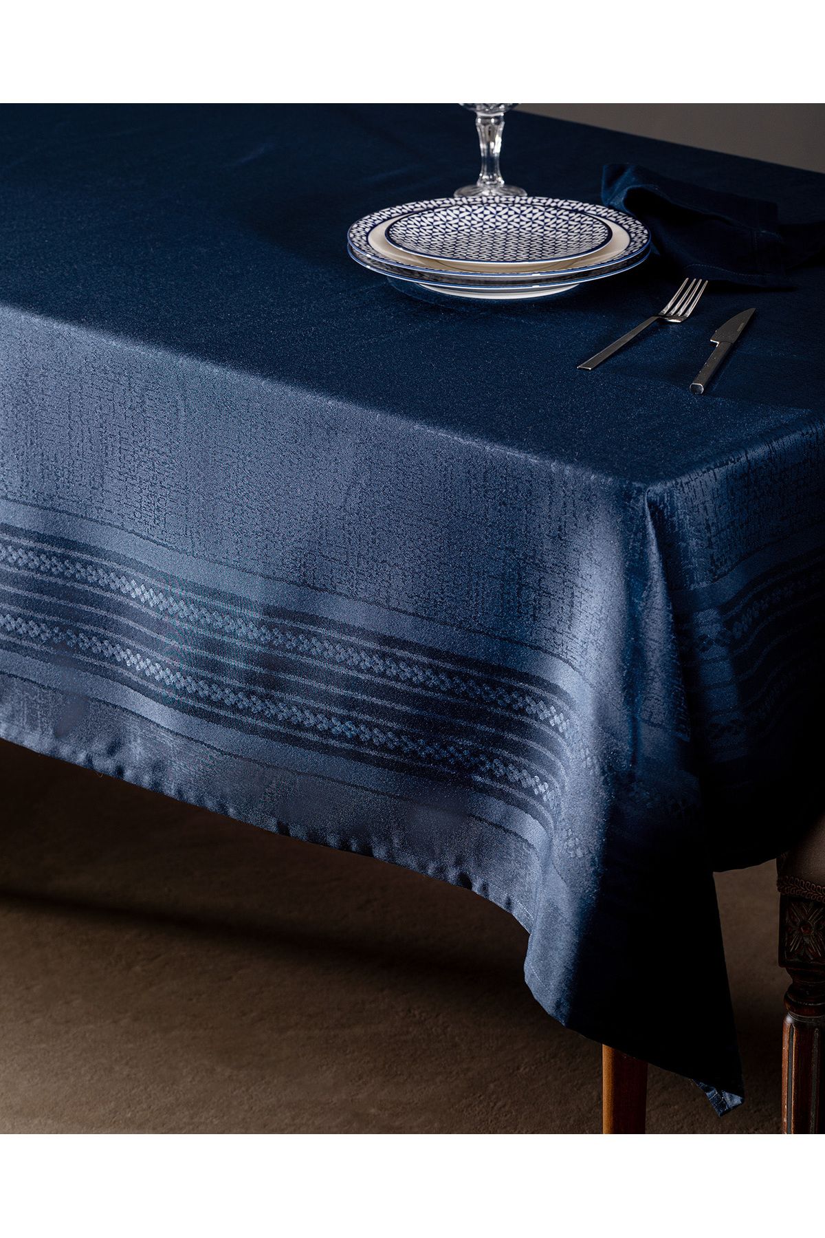 رومیزی آبی سفره Livron Blue Navy 160x300 سانتی متر Madame Coco